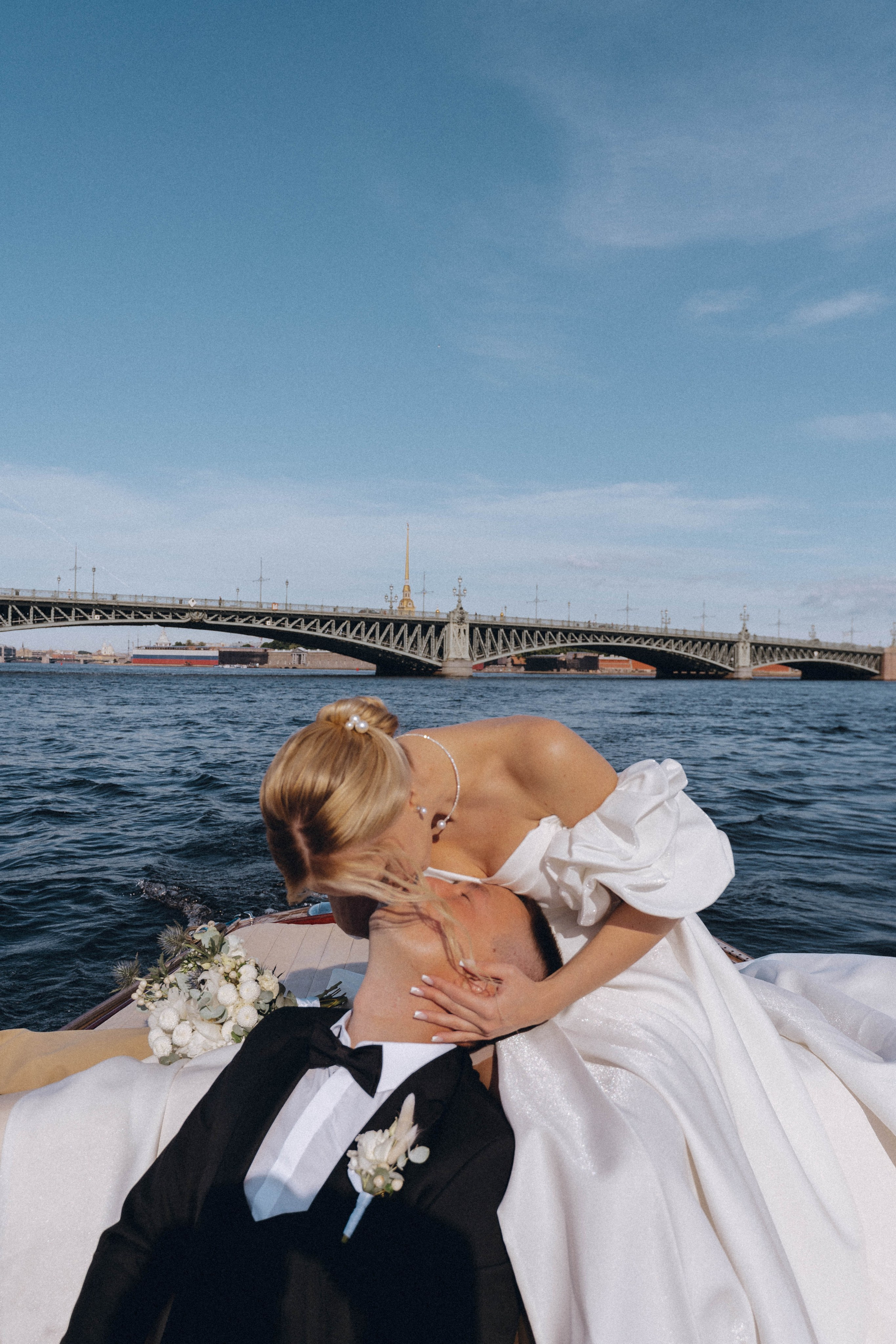 СВАДЕНБНАЯ СЬЕМКА НА КАТЕРЕ ПО КАНАЛАМ САНКТ-ПЕТЕРБУРГА И В АКВАТОРИИ НЕВЫ. Профессиональный фотограф, Санкт-Петербург — Виктория Богомолова