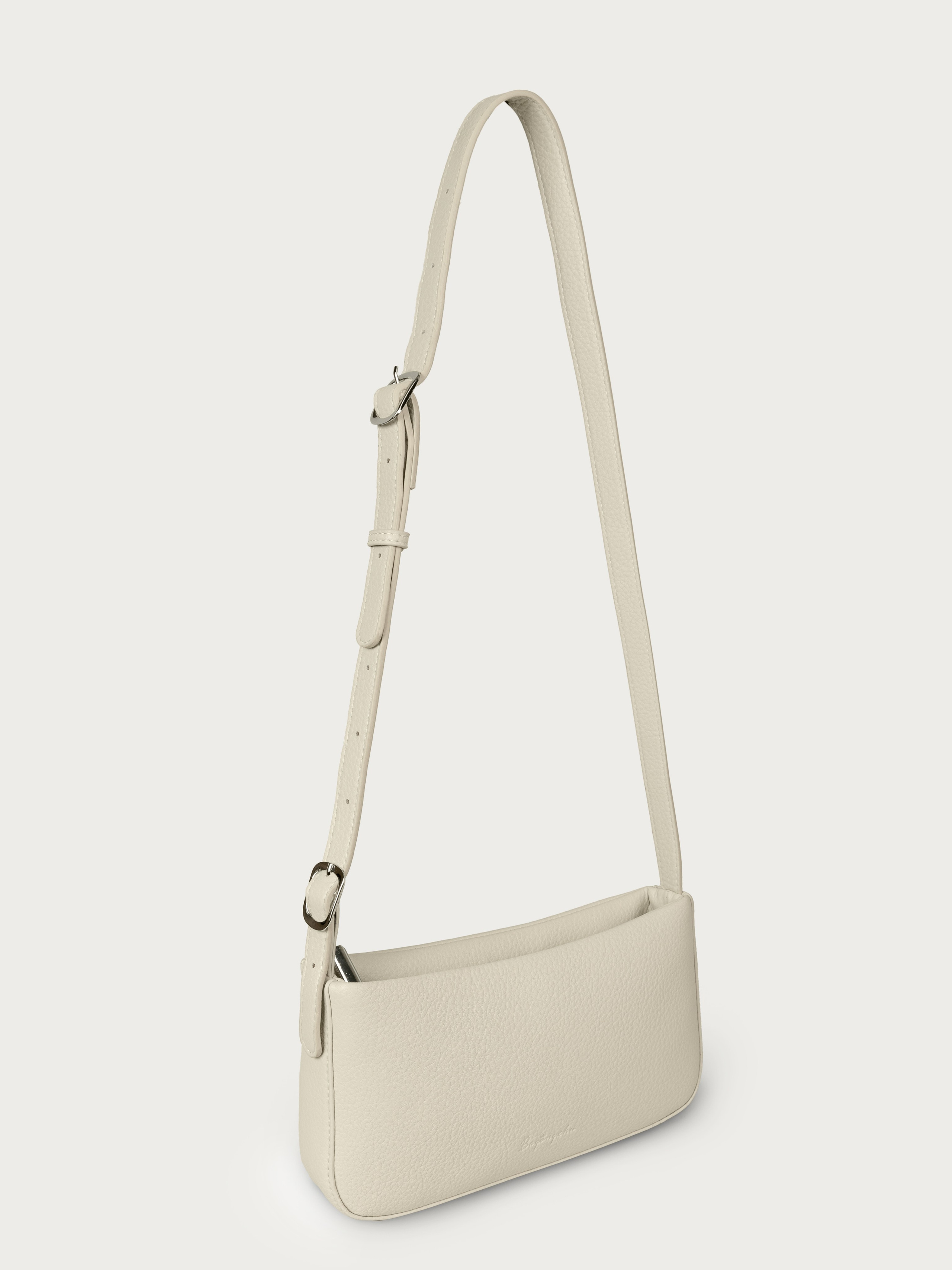 На фото бежевая сумка с длинной ручкой-ремнем.