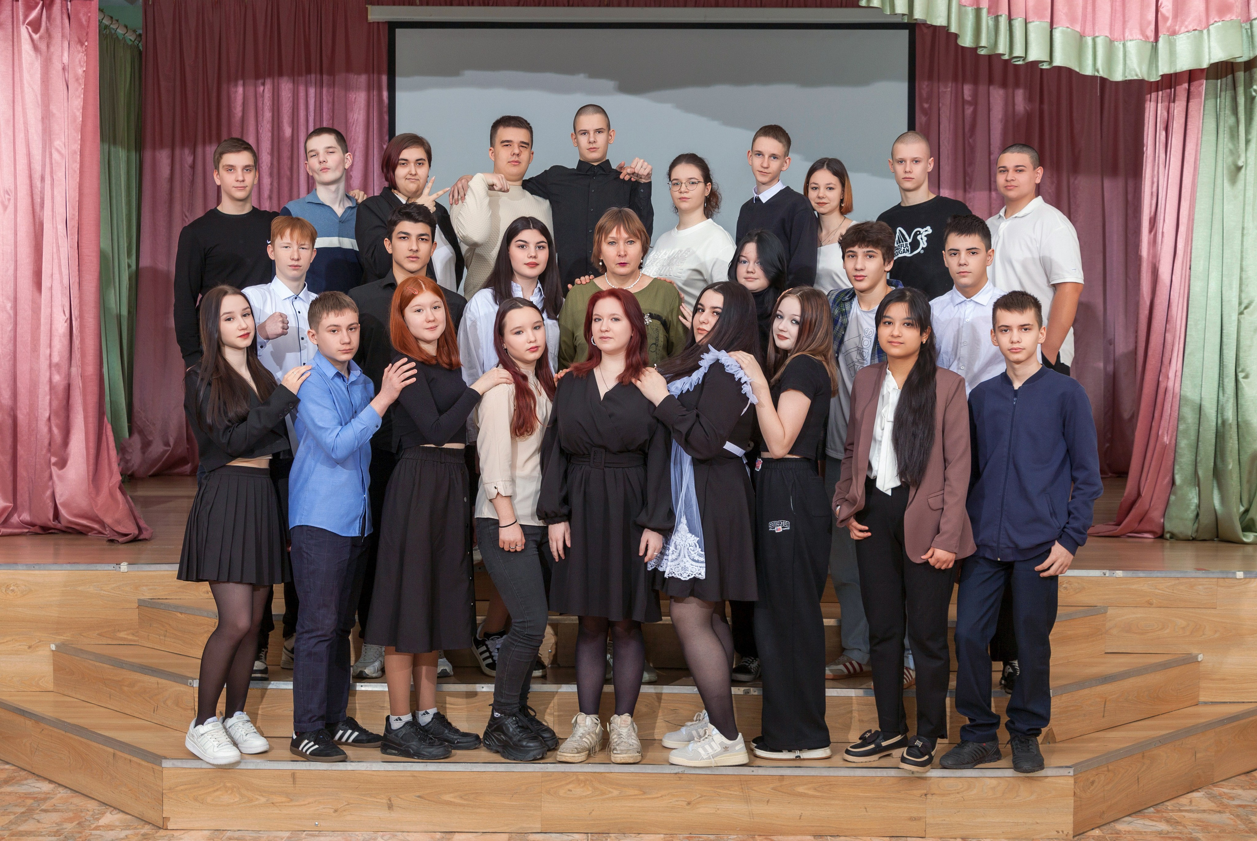 Общая фотография 9 класса снятая в актовом зале школы