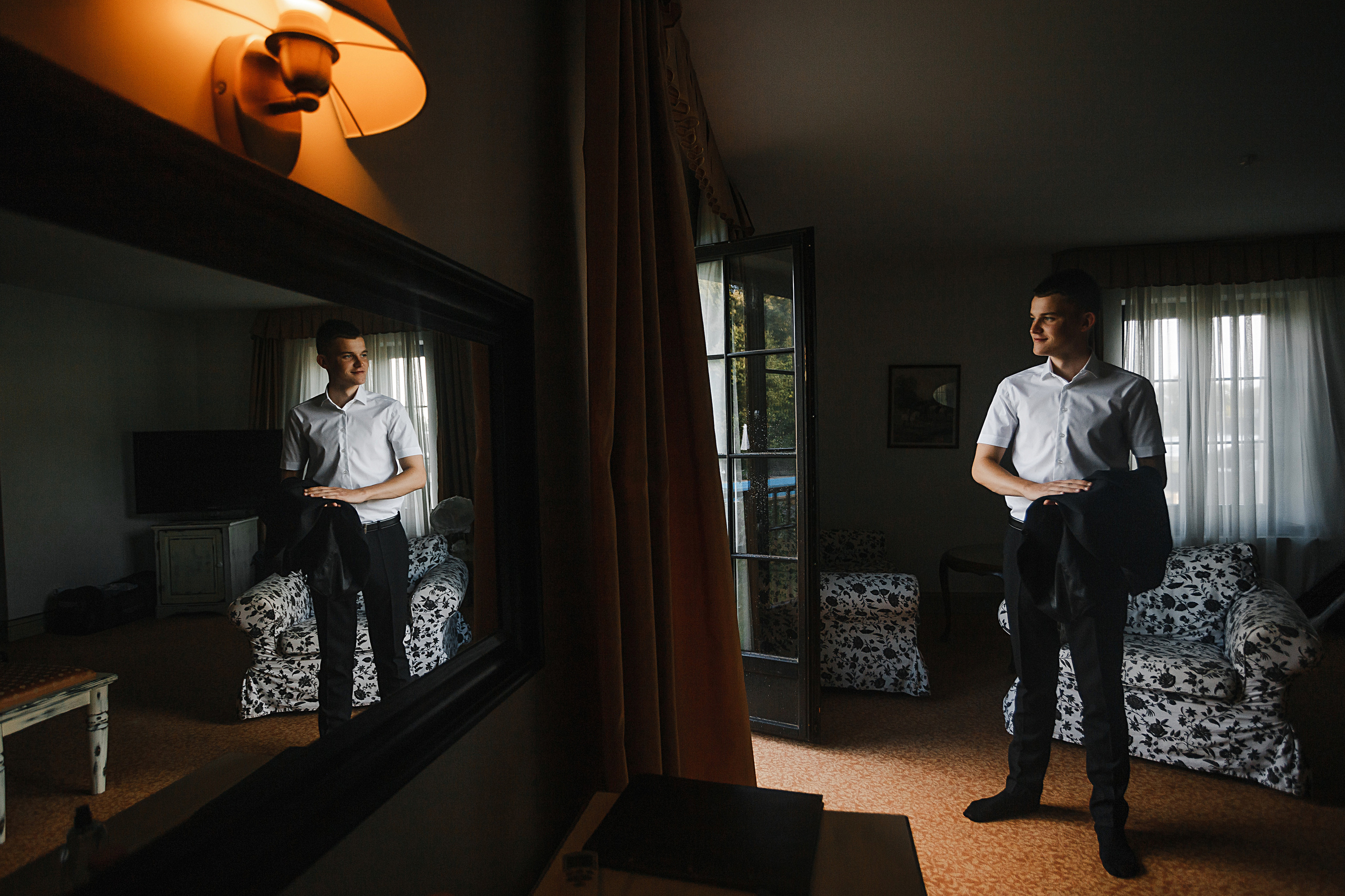 Портрет жениха в черном свадебном костюме на сборах