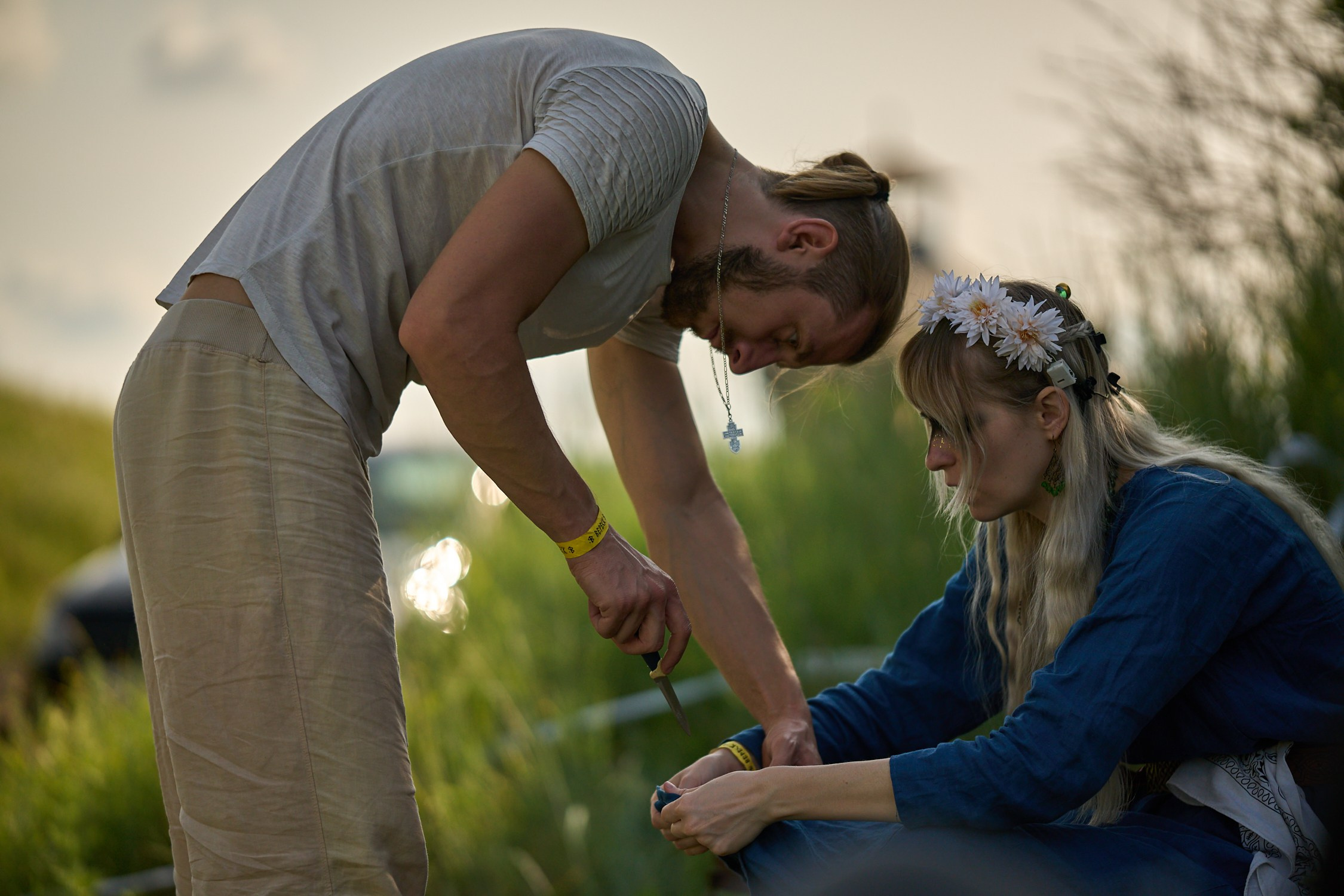 Возвращаемся в лагерь. Не беспокойтесь, он не её режет, а платье. Подготовка к фотосессии. Но те фото я наверно не покажу, или чуть позже.