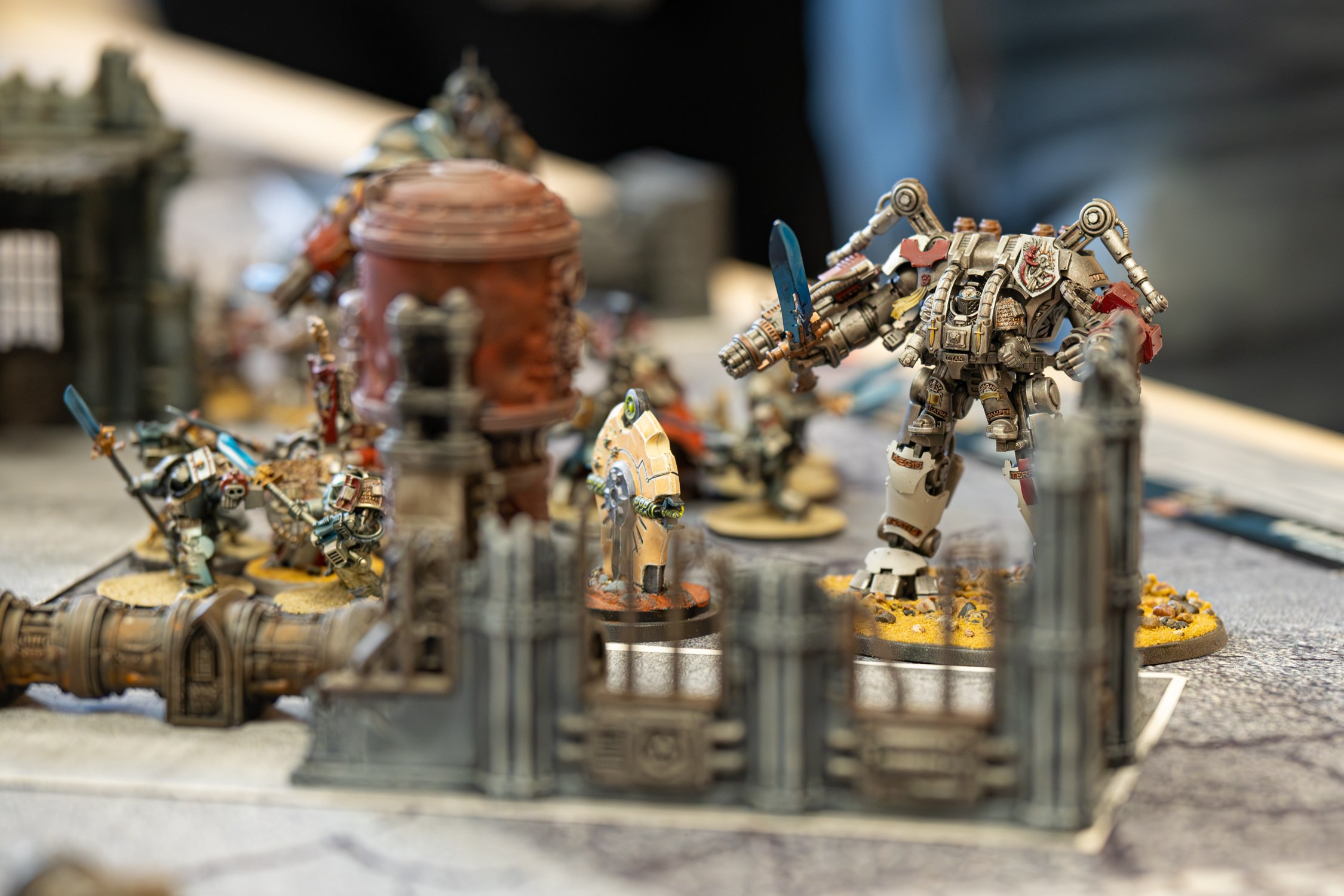 Мы запихнули силовую броню в силовую броню, чтобы ты управлял силовой бронёй, пока управляешь силовой бронёй.