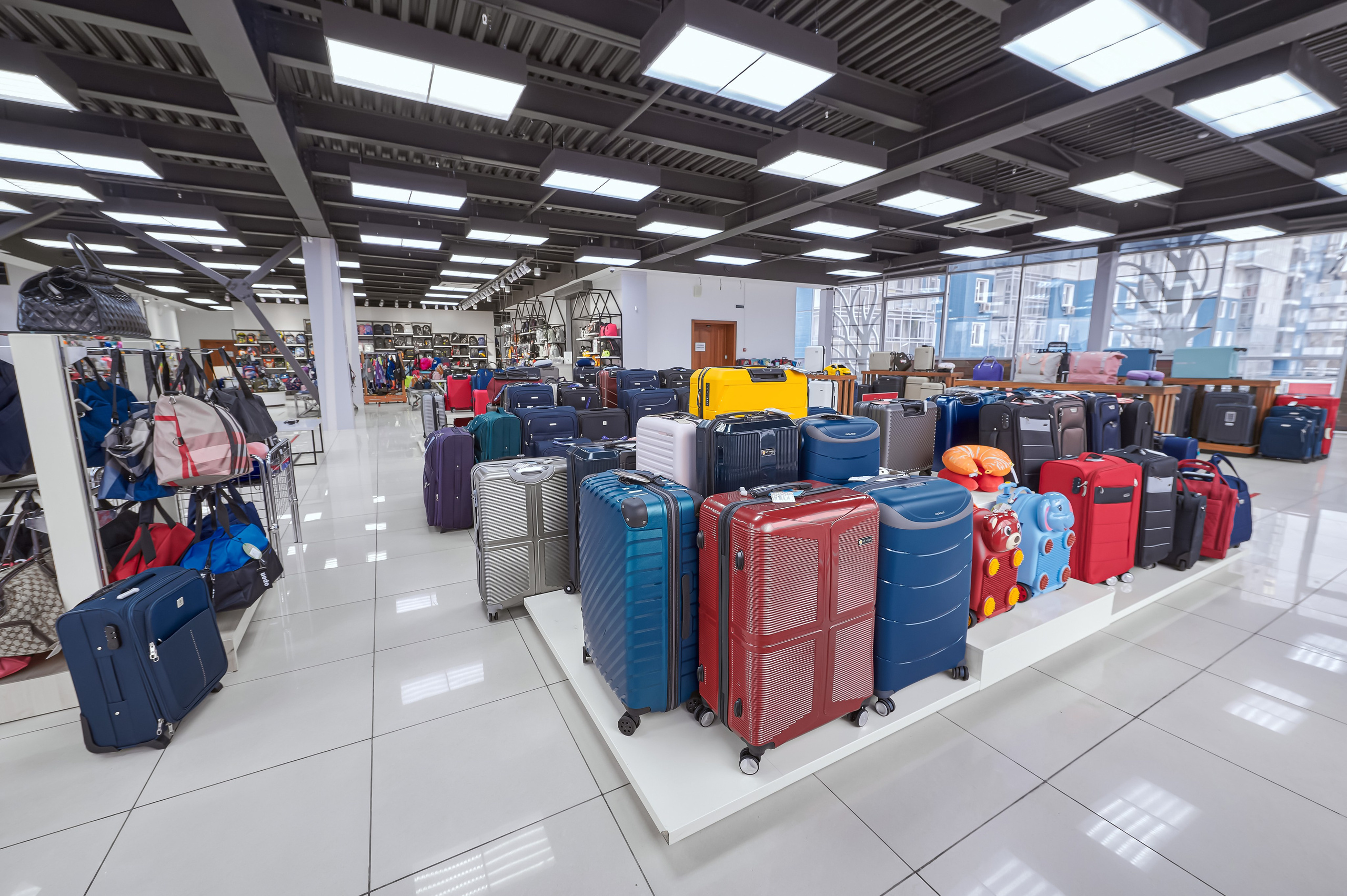 Портфолио по интерьерной и экстерьерной фотосъёмки: Мир сумок — Левый берег. Фотограф Яковлев Роман — Красноярск