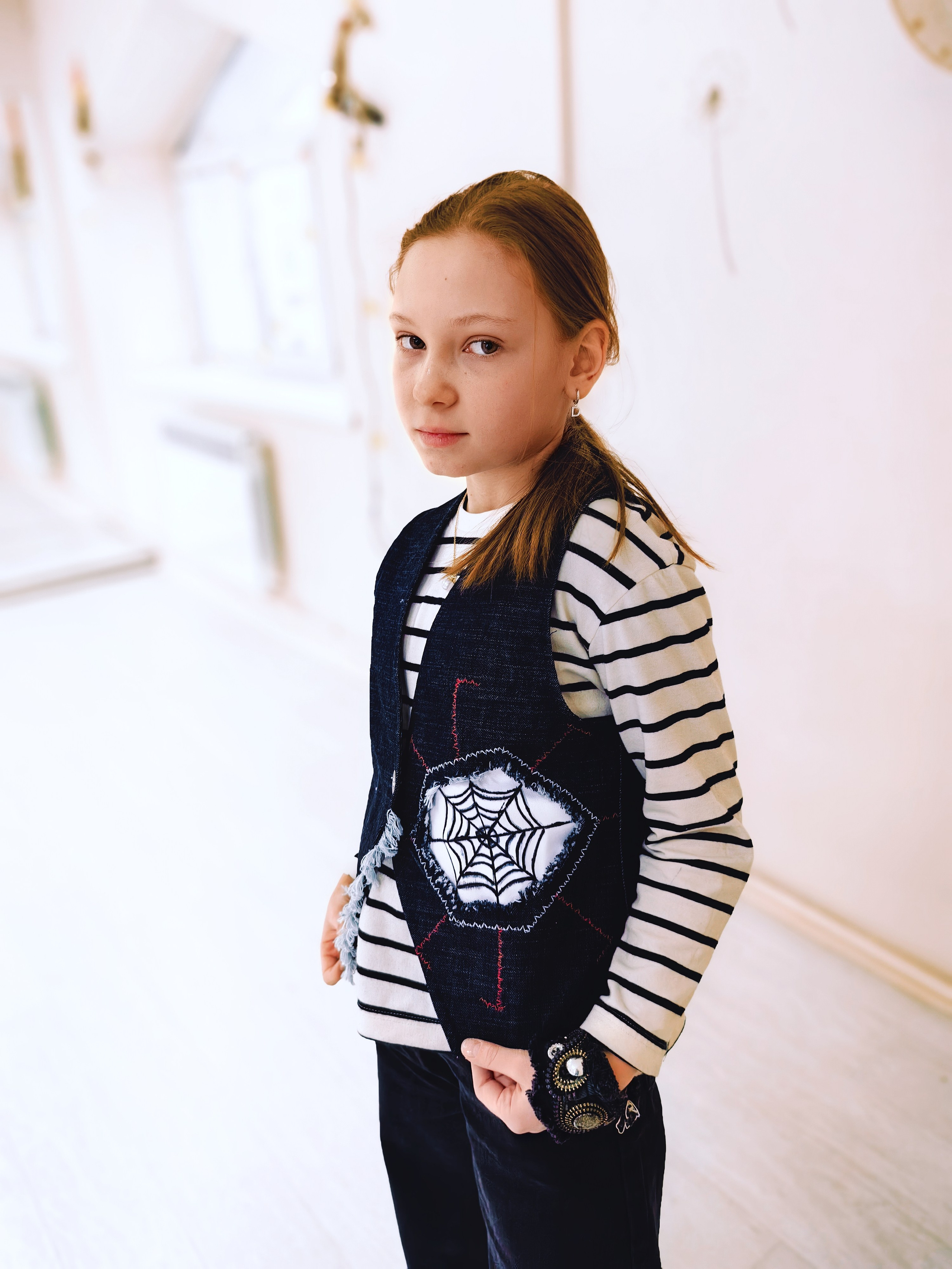 Дизайнерские жилетки из джинсы с декором в технике синель, росписью ткани, вышивка. Шьют дети. Владивосток. Школа для девочек во Владивостоке — Само Совершенство