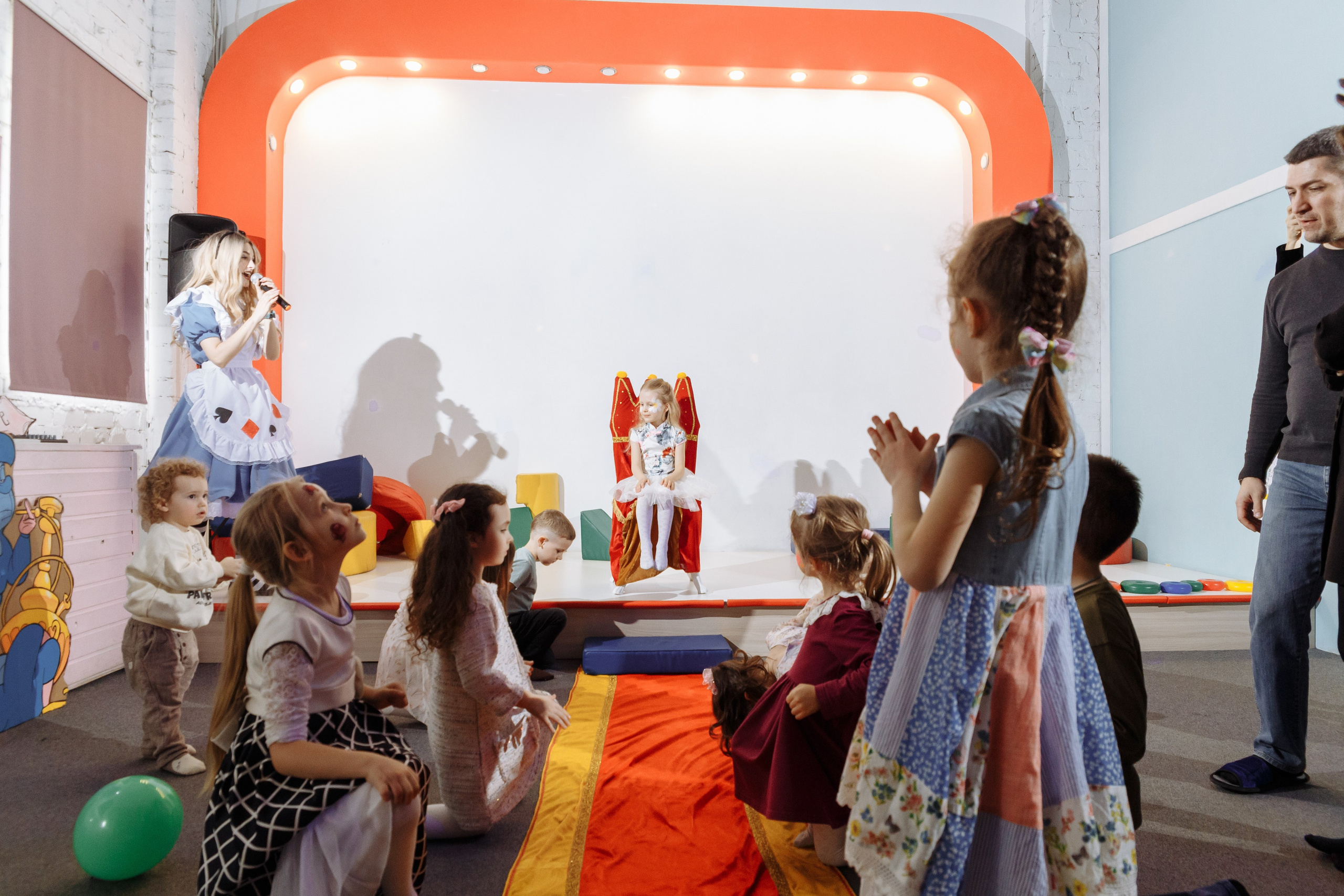 Олеся празднует свое 6 летие в компании Алисы, Чеширского кота и друзей. Событийный фотограф Максим Бескоровайновнов