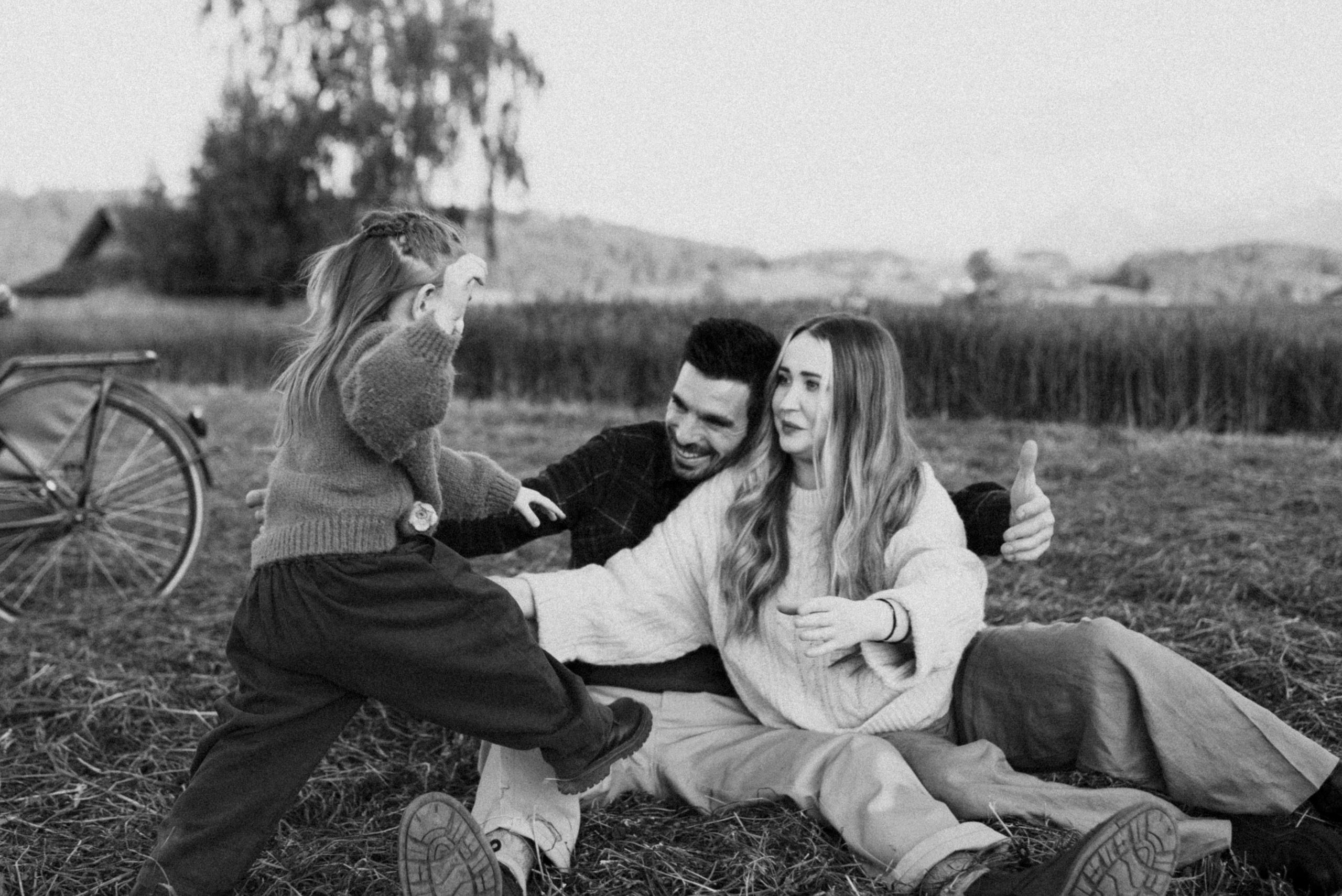 Chris Dasha and Stella. Polina Sobol — family & documentary photographer in Bern. Outdoor & urban photo sessions for families, kids and couples