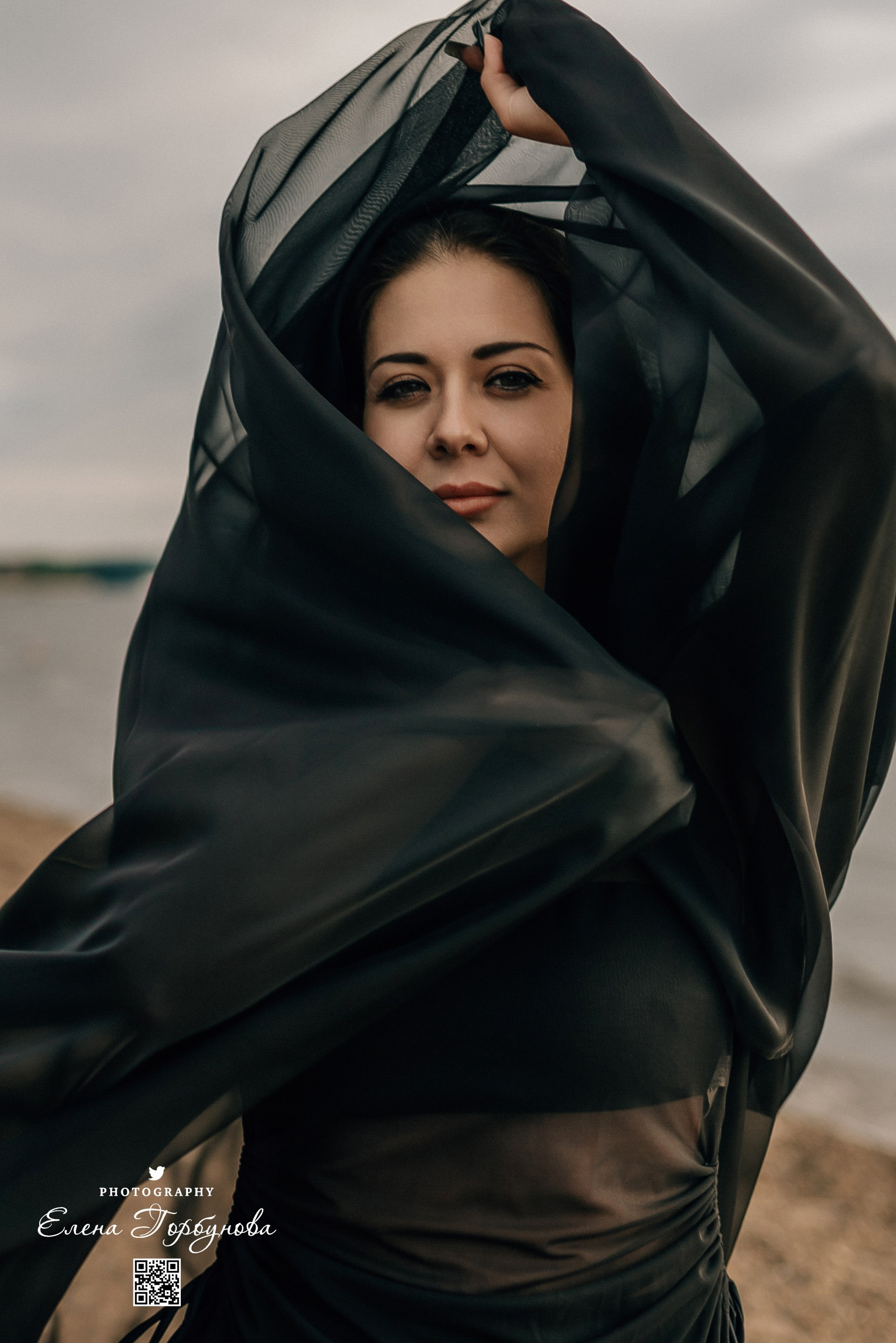 Черная серия с тканью. Набережная. Александра и Таисия. Июль 2025 г. Фотограф Пермь. Свадьбы. Семья и дети, школа, д. сад. Фотокниги