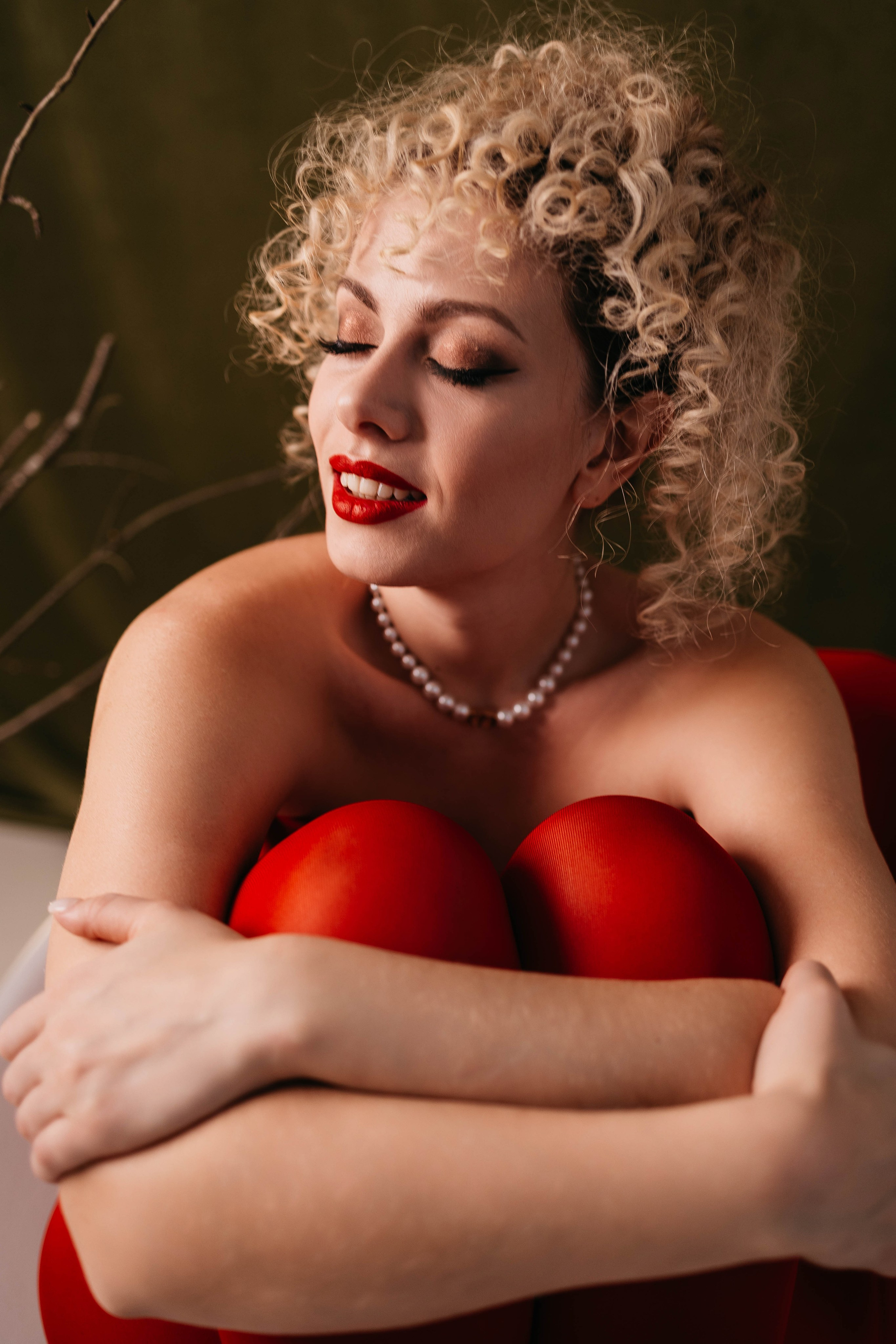 Ира в красном. Фотостудия Cute_photostudio в Твери. Фотограф в Твери Лагодная Яна