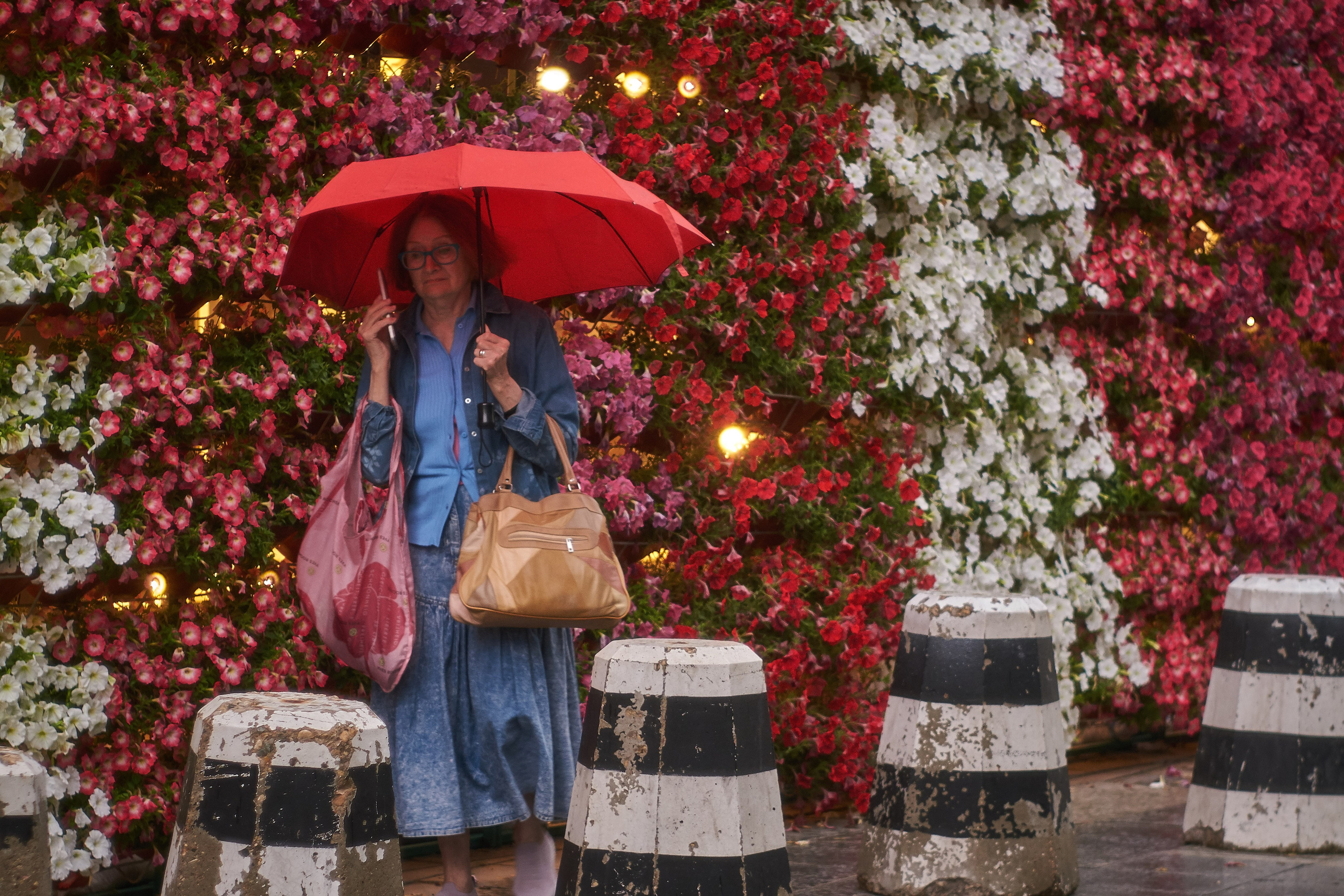 Портрет "Женщина под зонтиком" - фотограф Виталий Дени