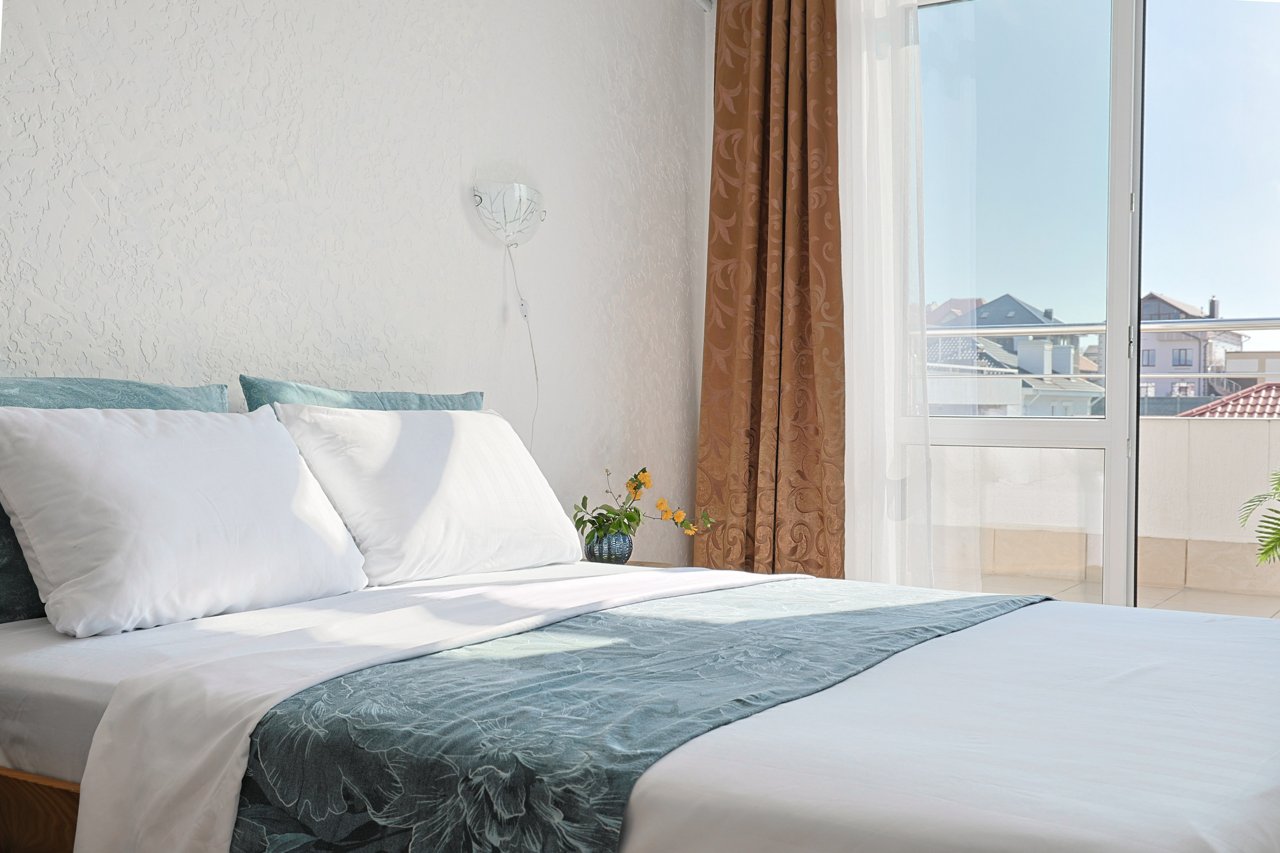 Подготовка к съёмке и фото номера в гостевом доме в Геленджике для посуточной аренды. Интерьерная съёмка и подготовка недвижимости к аренде/продаже. Геленджик, Краснодарский край — Юлия Софронова, Art Sea Homes