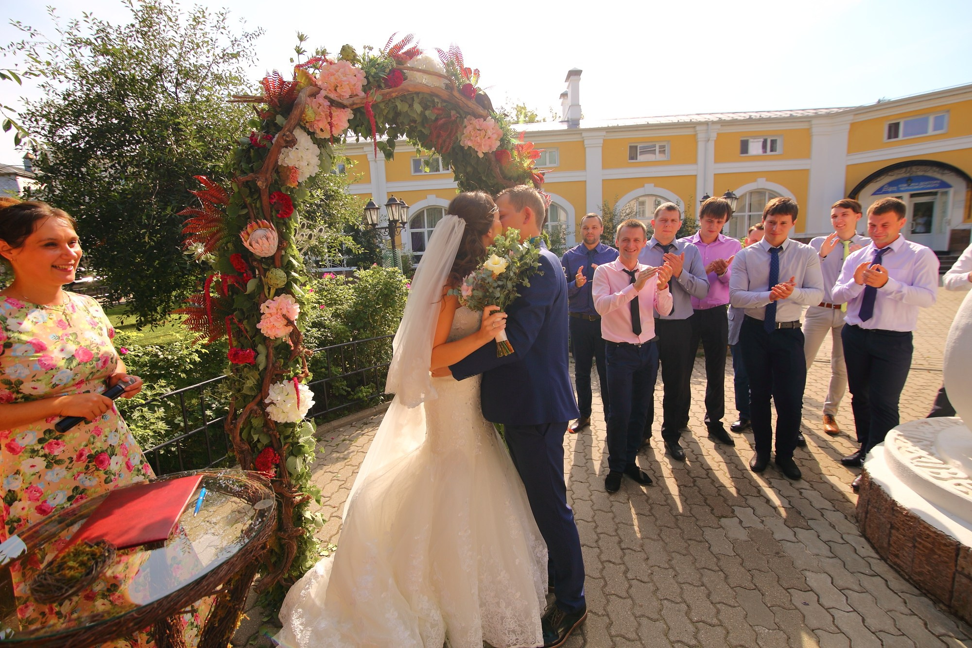 Выездная регистрация в красивом месте в Ярославле. Свадебный и репортажный фотограф в Ярославле и Санкт-Петербурге Роман Микрюков