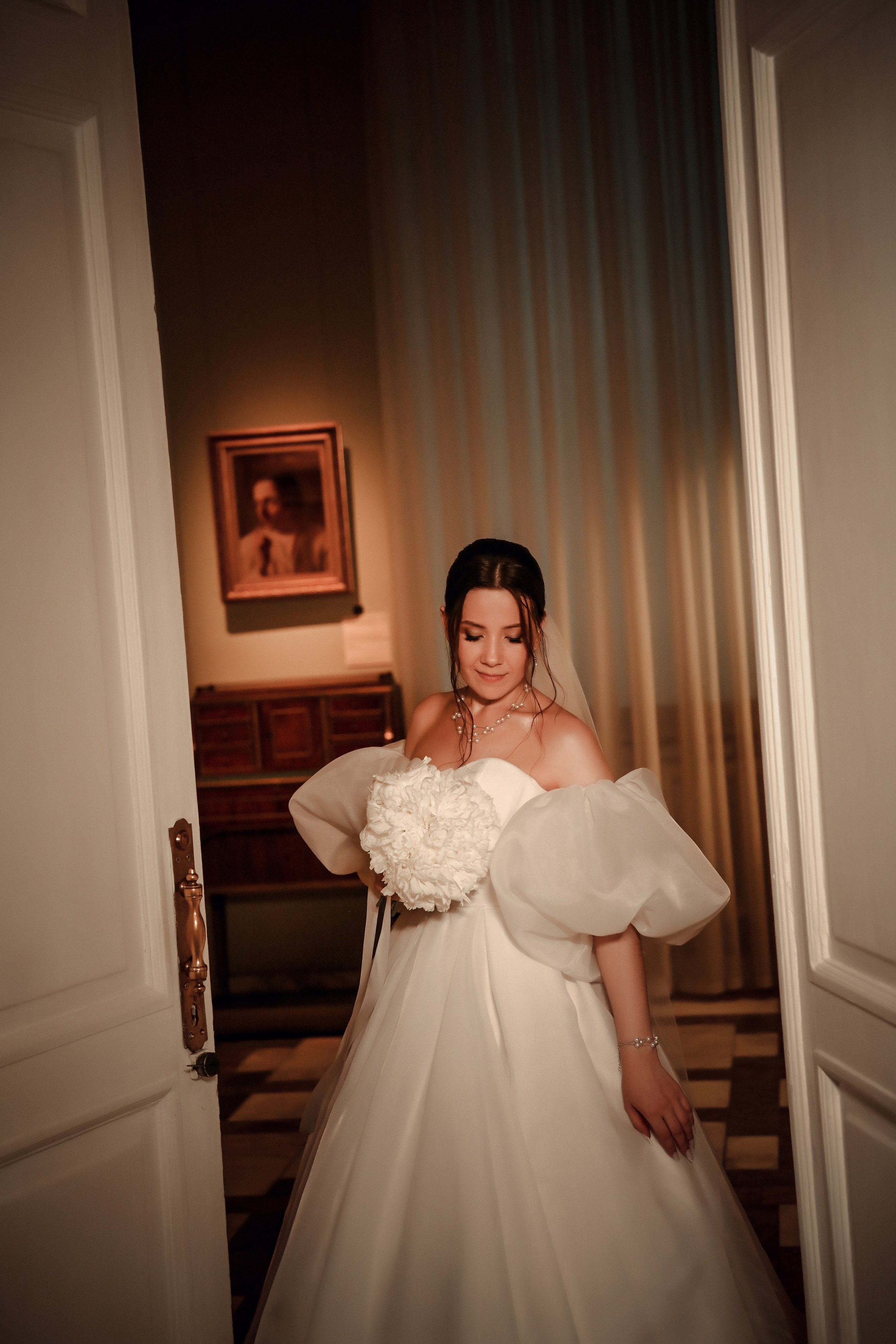 Небольшая свадебная серия в музее и прогулкой под дождем Эльмиры и Ризата. Свадебный, семейный, детский, контент фотограф в Омске Максим Ильин