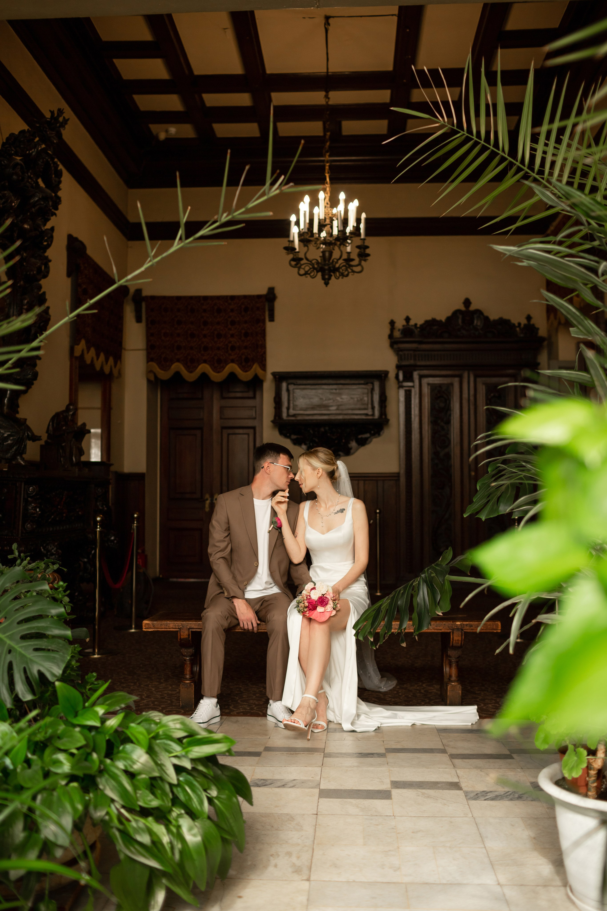 Свадебная фотосессия во дворцах Петербурга. Свадебный фотограф Кирилл Белый