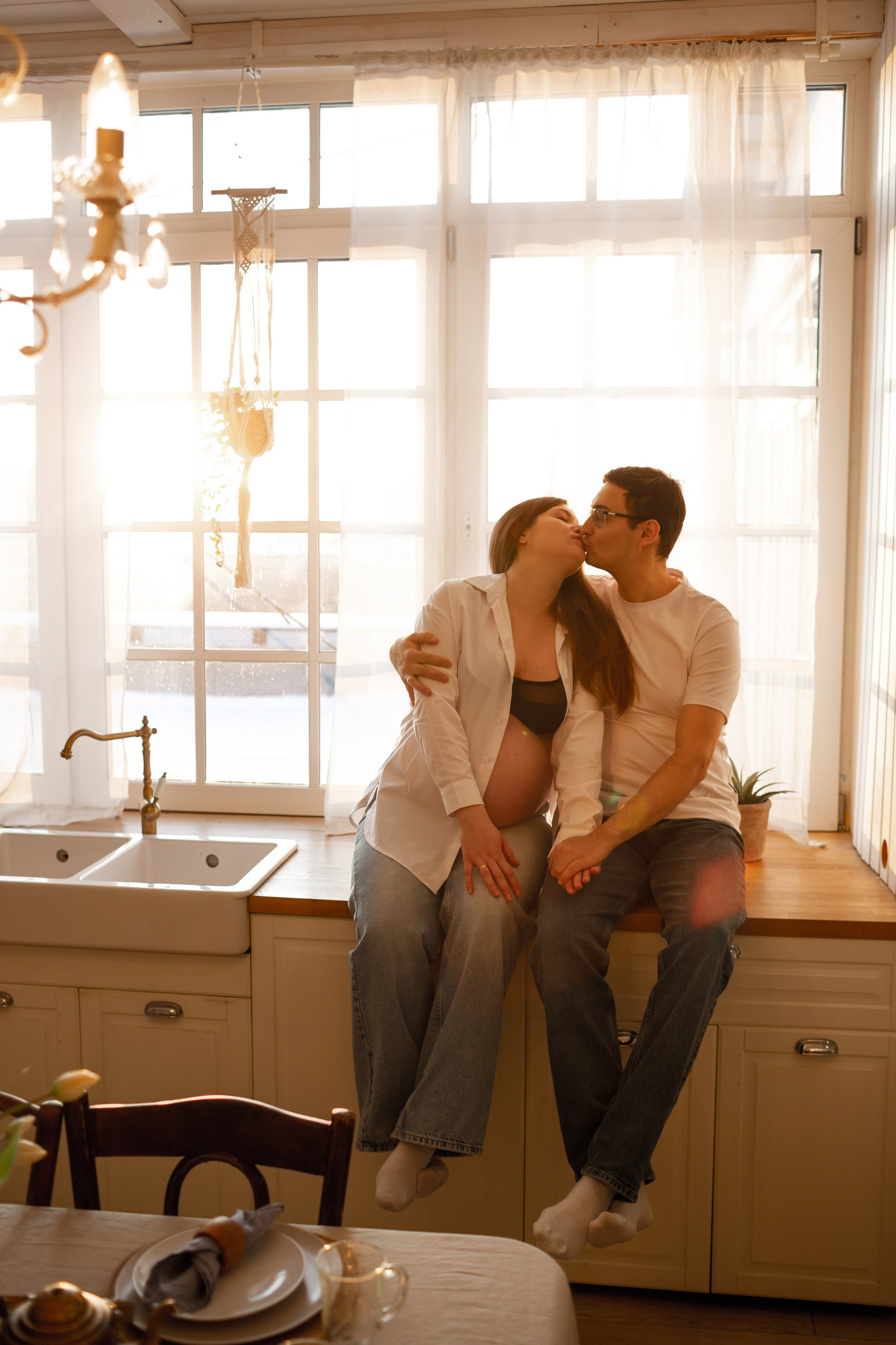 Беременная фотосессия лав стори на кухне с солнечным светом из окна