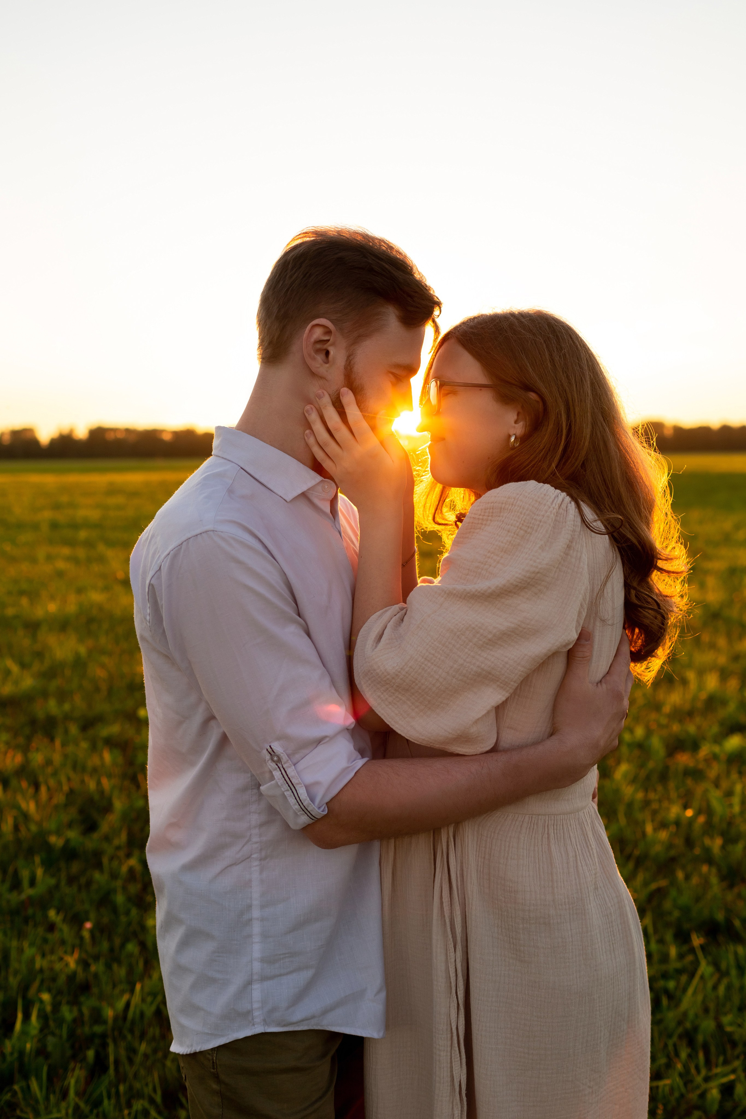 В ожидании чуда. Закат в поле. Свадебный фотограф Кирилл Белый