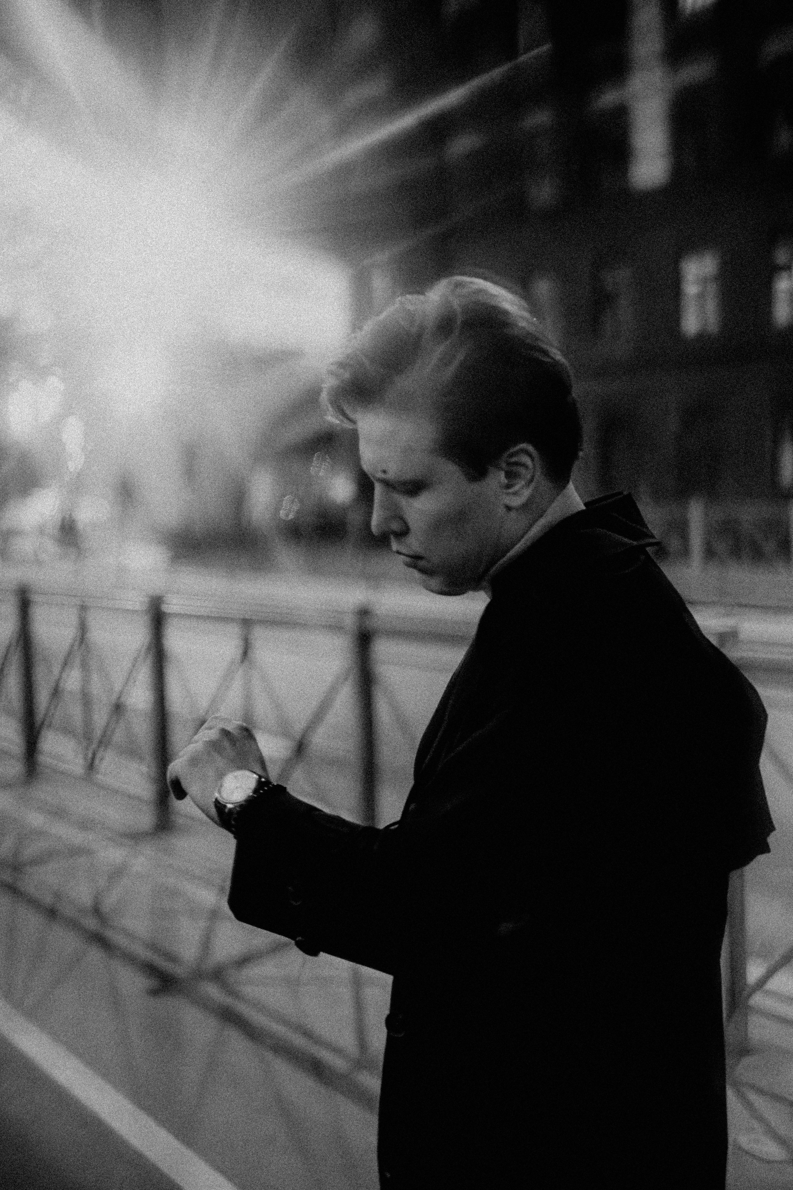 Мужчина смотрит который час ночью в ч/б