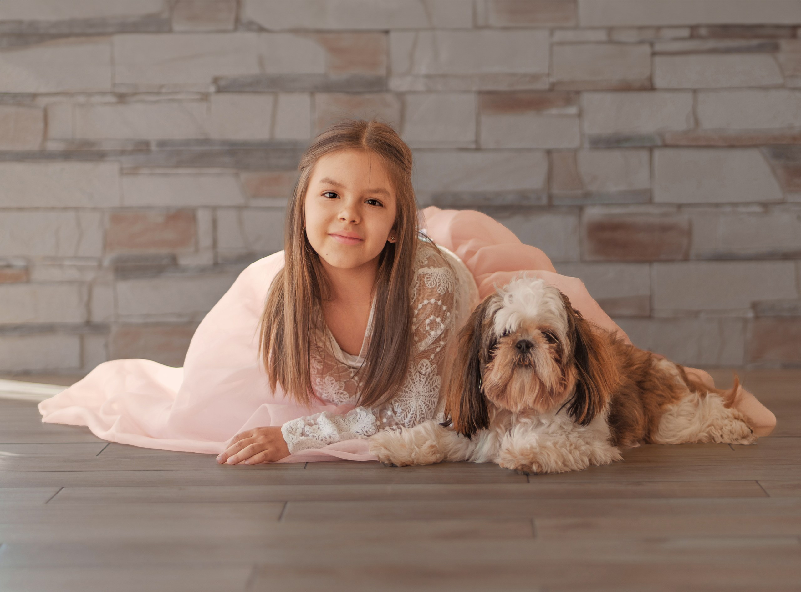 Детская фотосессия с вашим питомцем, девочка и маленький друг, фотосъемка дома