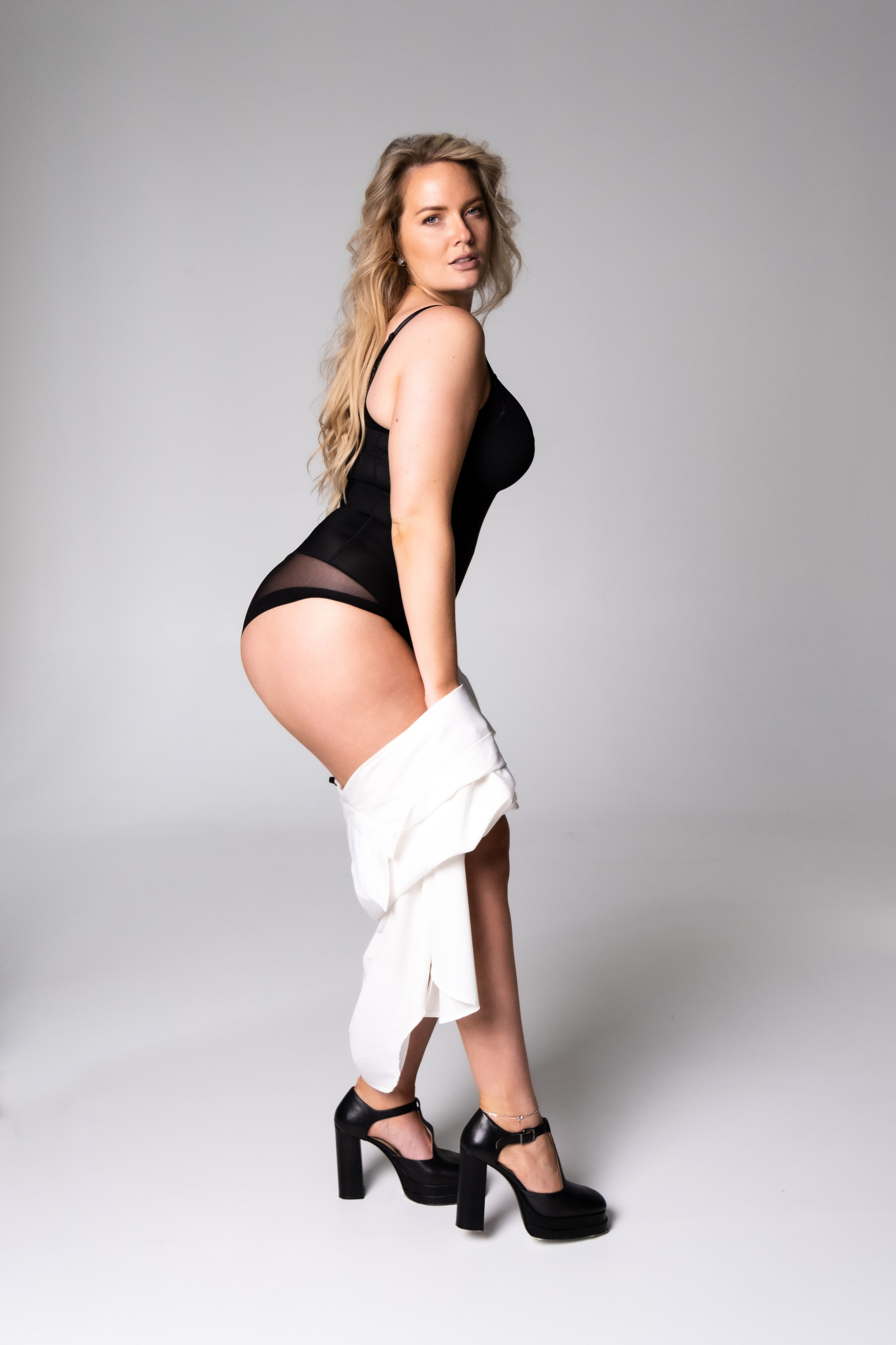 Фотосессия девушки Plus Size в фотостудии Екатеринбурга. Свадебный фотограф в Екатеринбурге — заказ профессиональной фотосесии, все виды фотосъемки