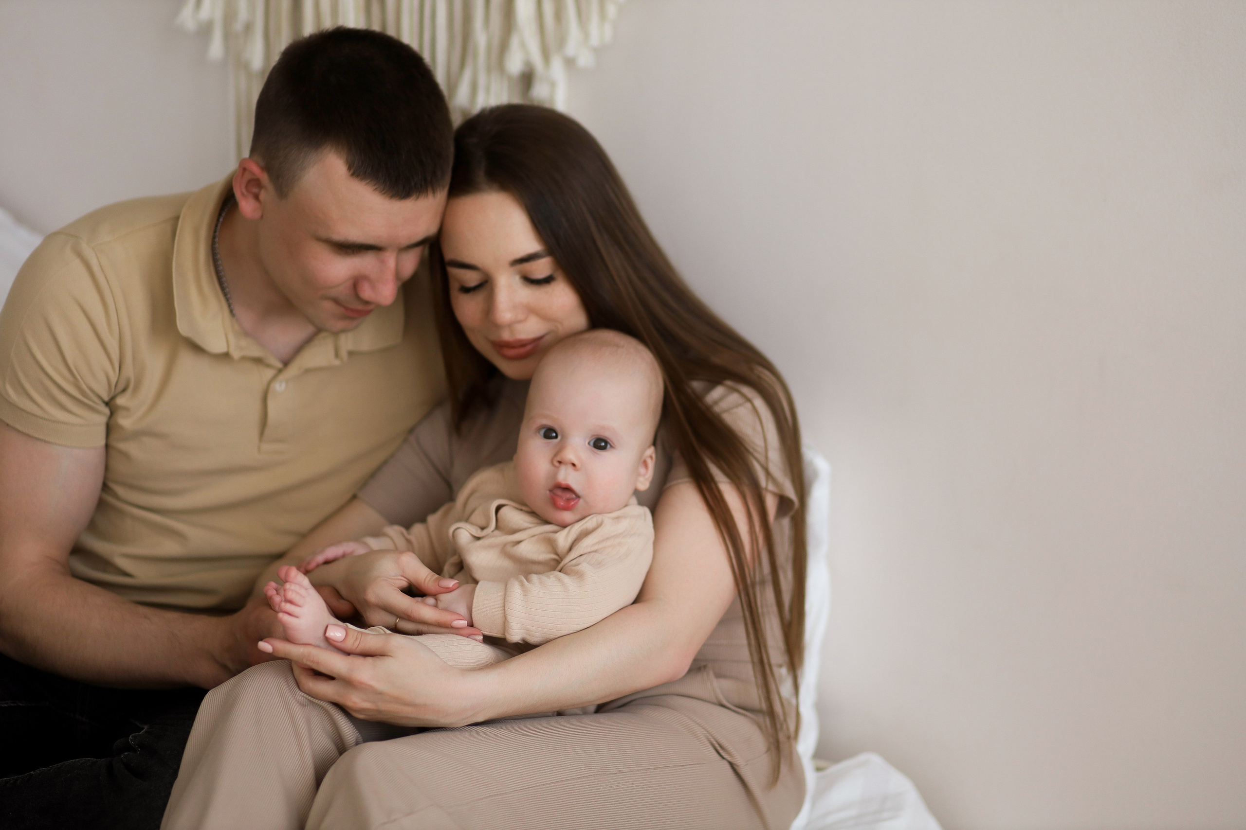 Семейная съёмка в белом зале. ФОТОГРАФ ХАБАРОВСК АНАСТАСИЯ РАЧЕНКОВА