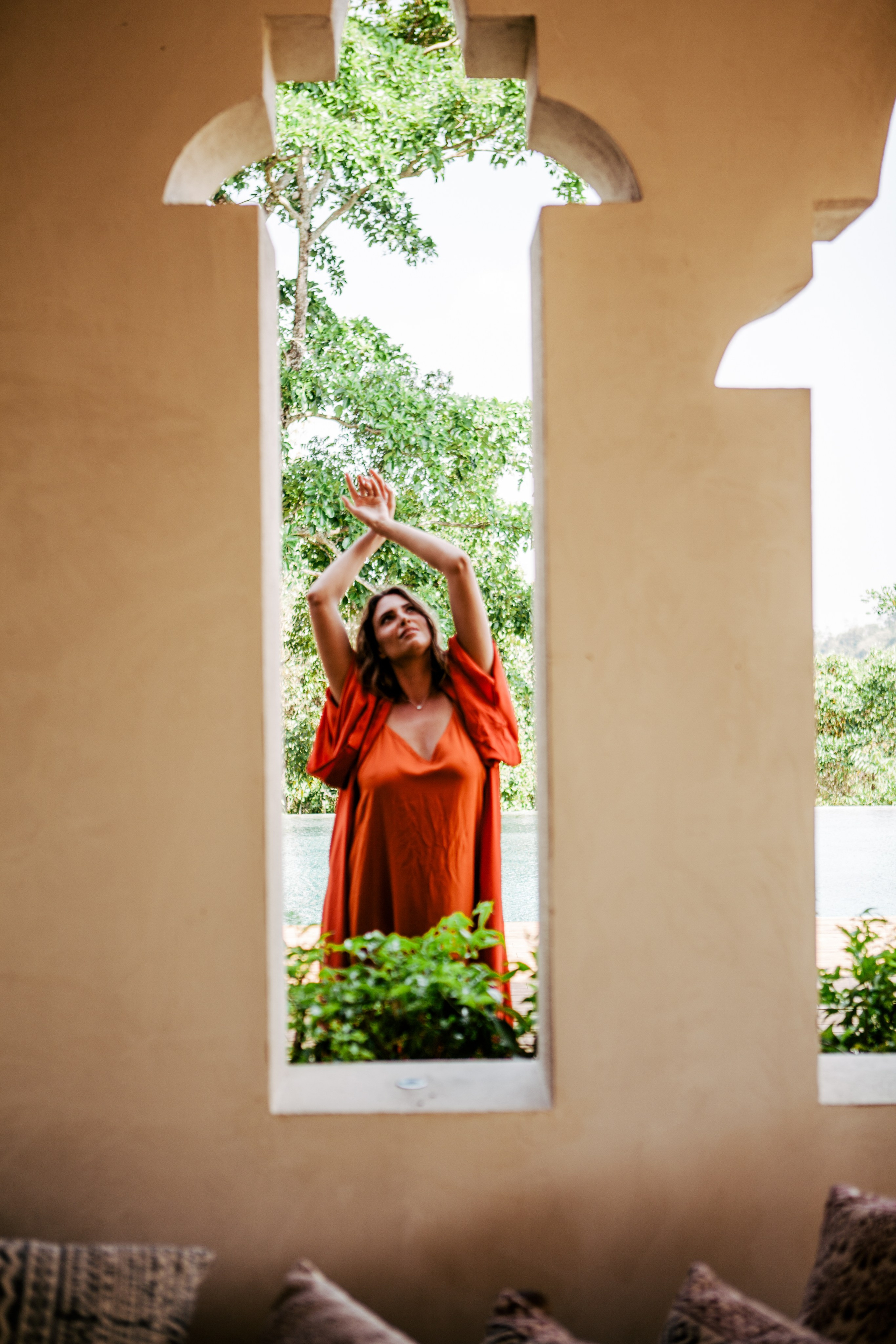 Девушка в красном платье в отеле Malabar Hill — Роскошная портретная съемка | Шри-Ланка. Фотограф на Шри-Ланке