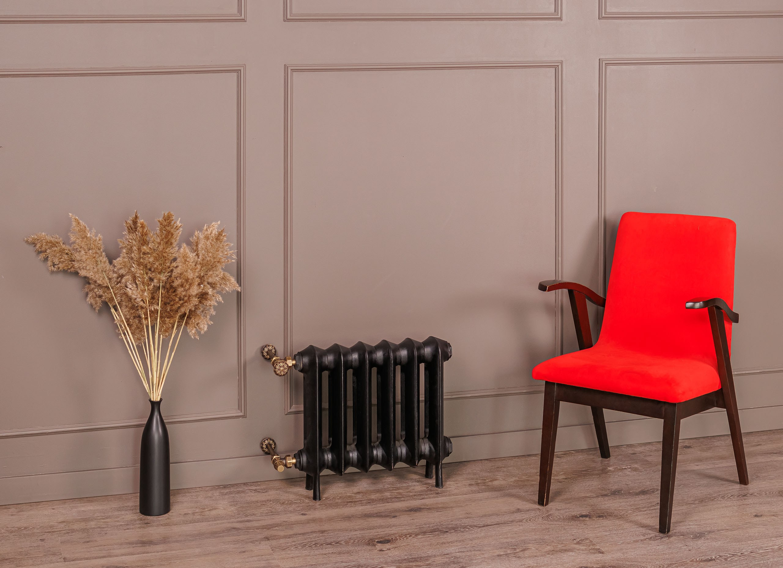 Предметные фотографии дизайнерских радиаторов отопления в стиле ретро