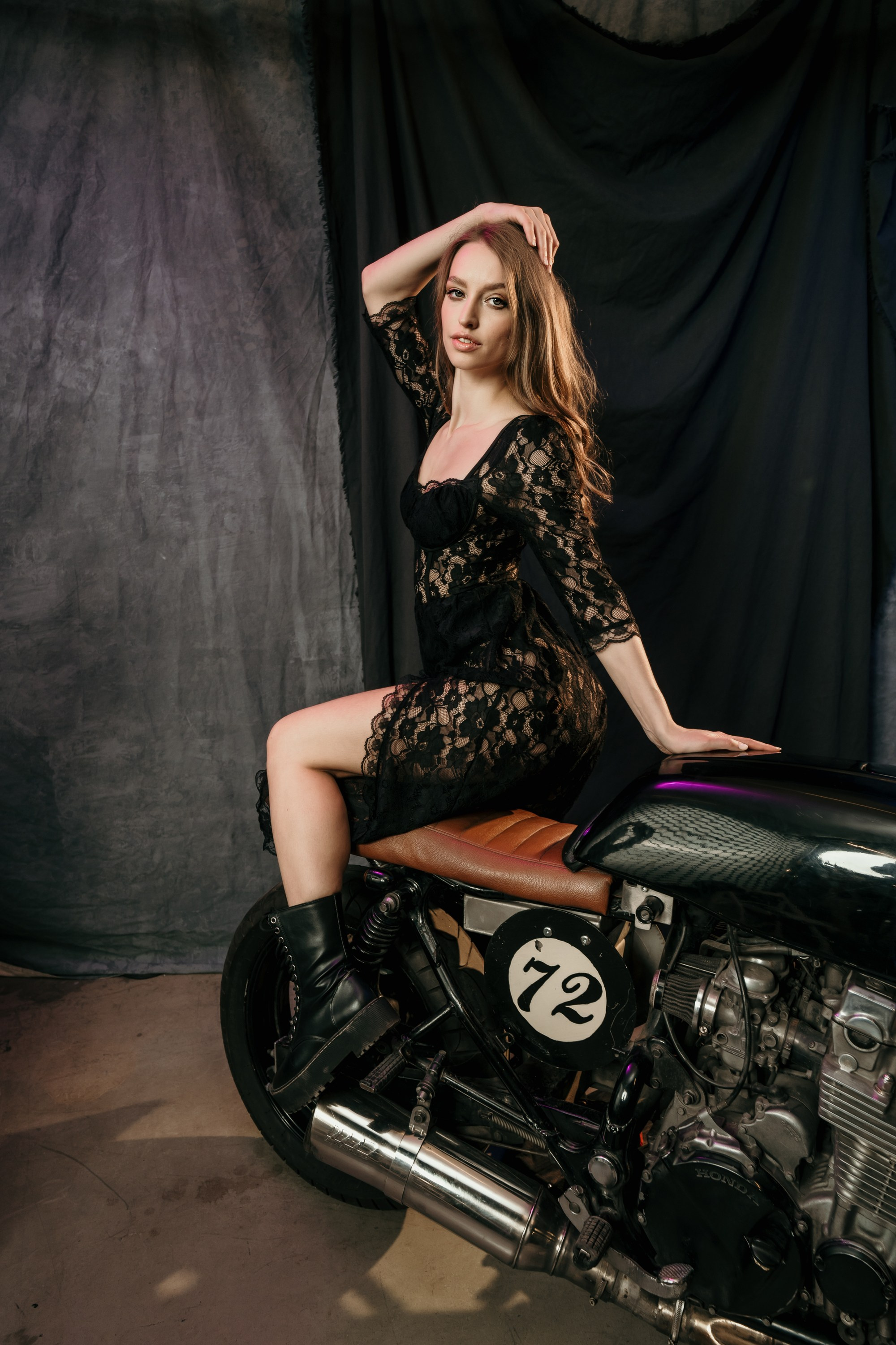 Девушки-байкеры — Фотосессия с мотоциклом в Питере. Свадебный, семейный, портретный, репортажный фотограф в Санкт-Петербурге