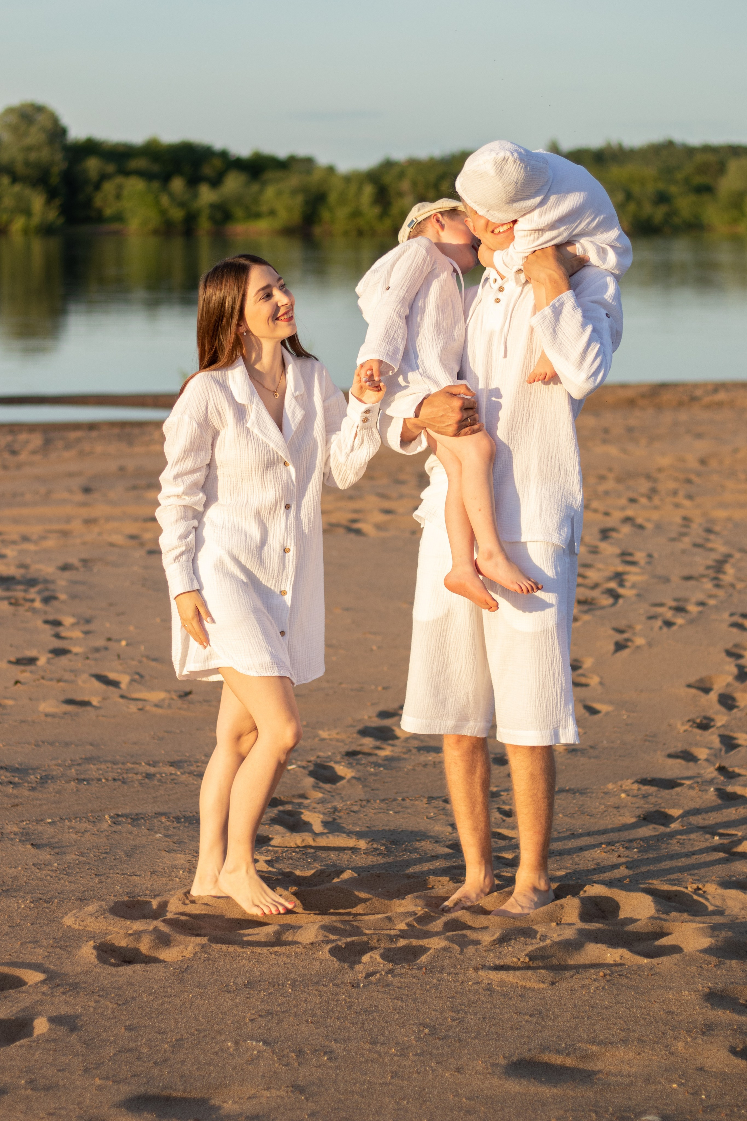 Закат море/река солнце пляж.Киров