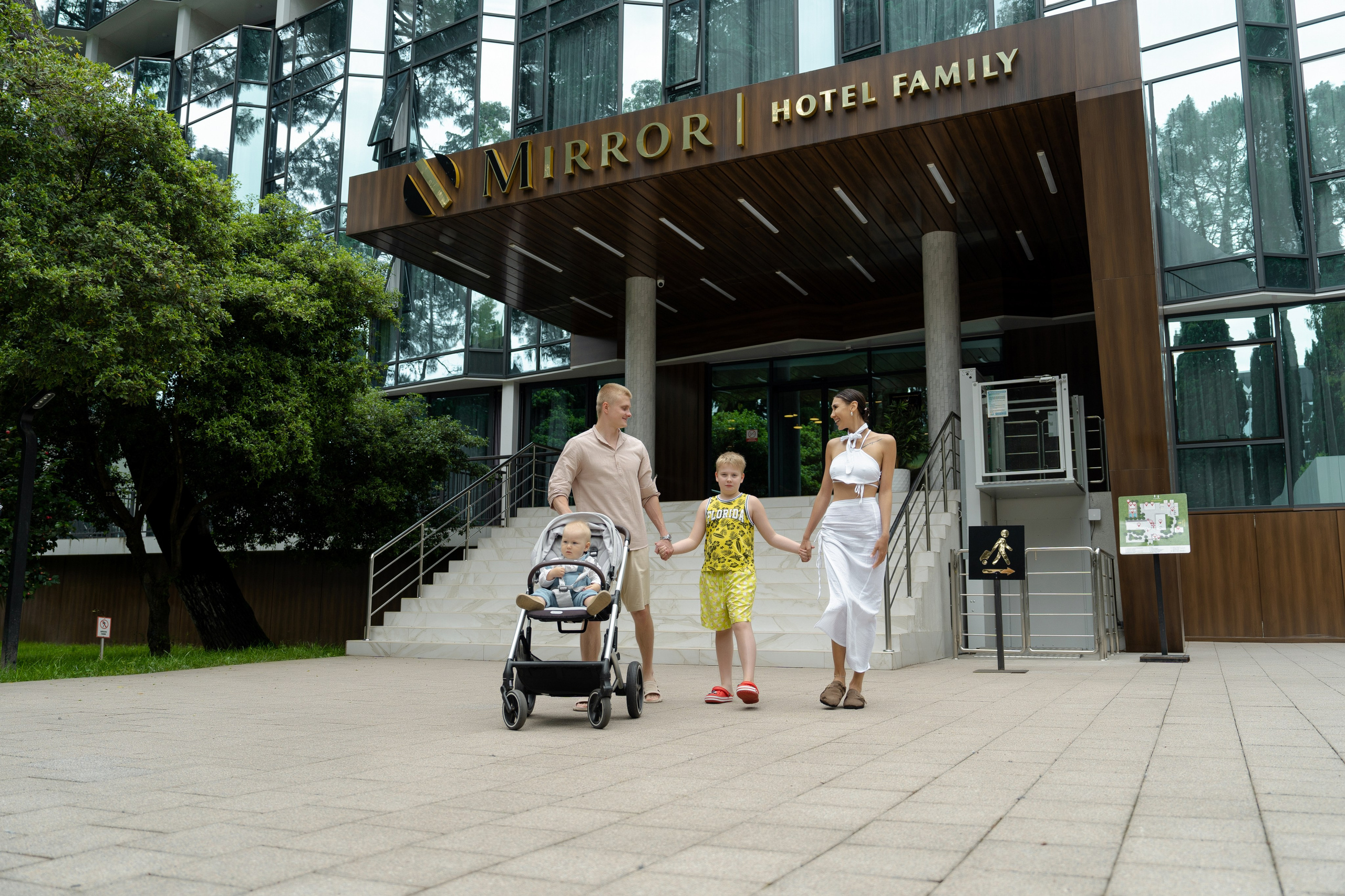 Mirror 4*. Фотограф и видеограф Елена Хмелевская