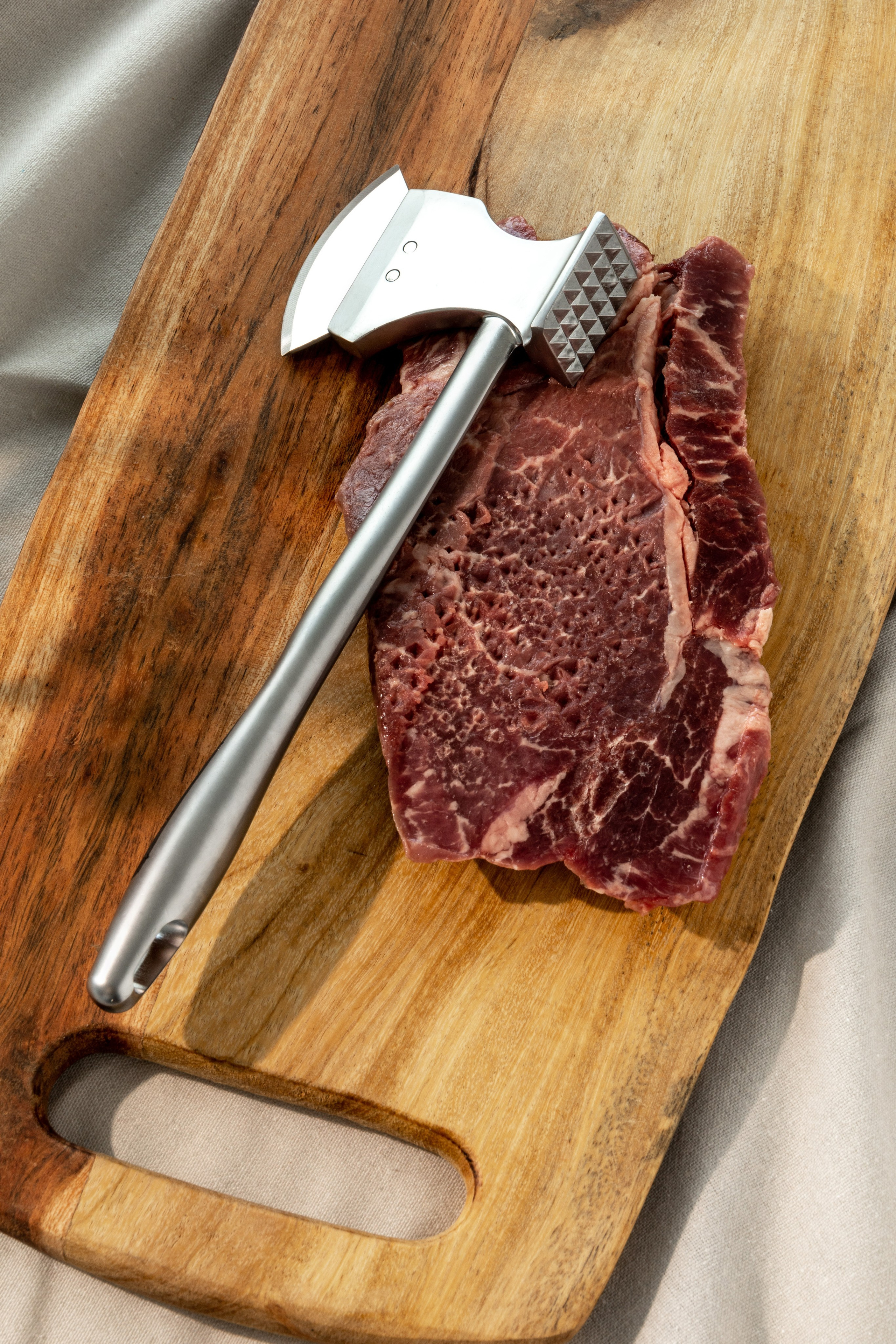 Мощь и точность в кадре. Профессиональная фотосъемка кухонного топорика.