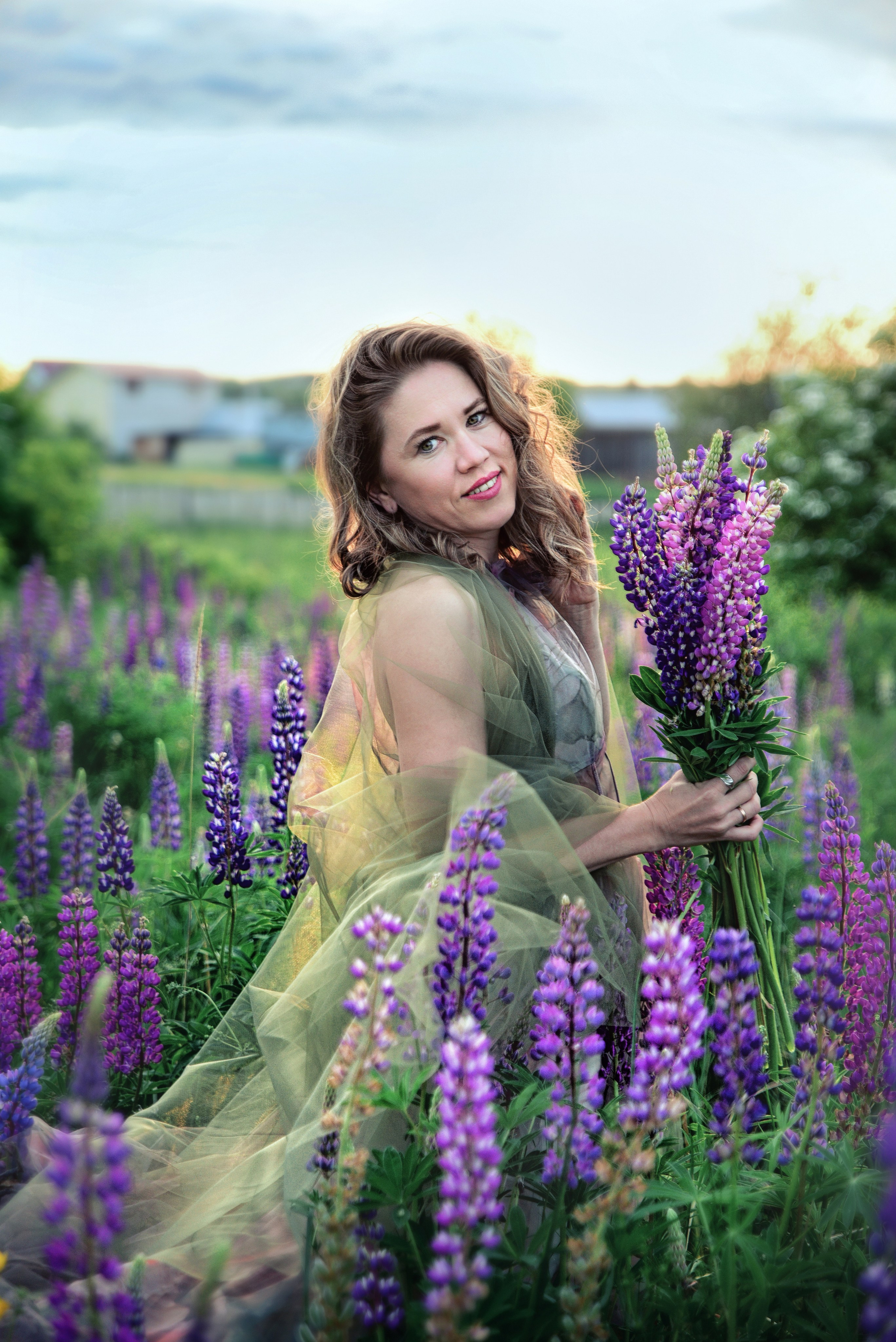 Эльвира. В люпинах. 2025. Художественная фотография. Первова Наталья