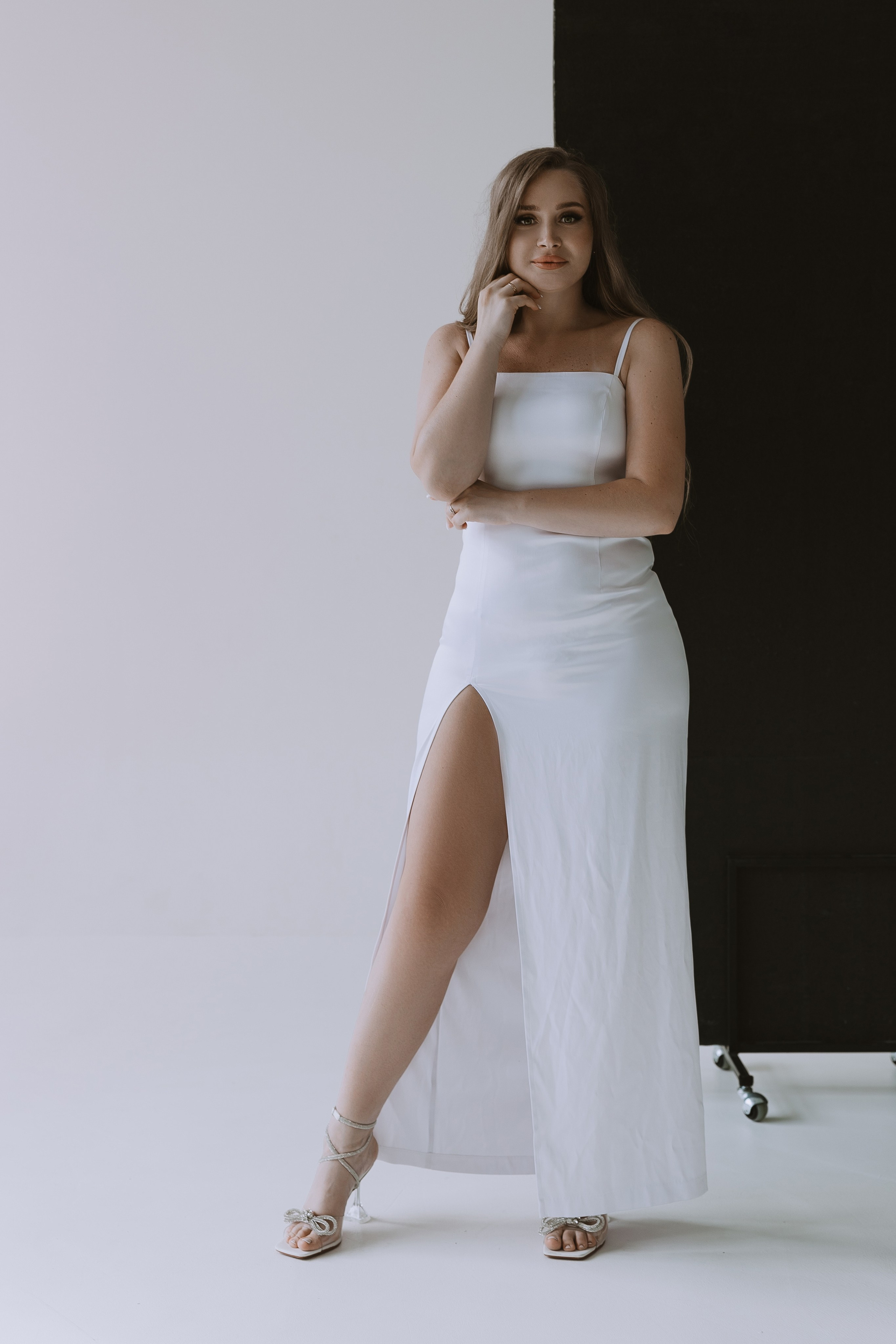 Wedding photoshoot in the studio. Your photographer in Busan (South Korea) Aleksandra Anufriy