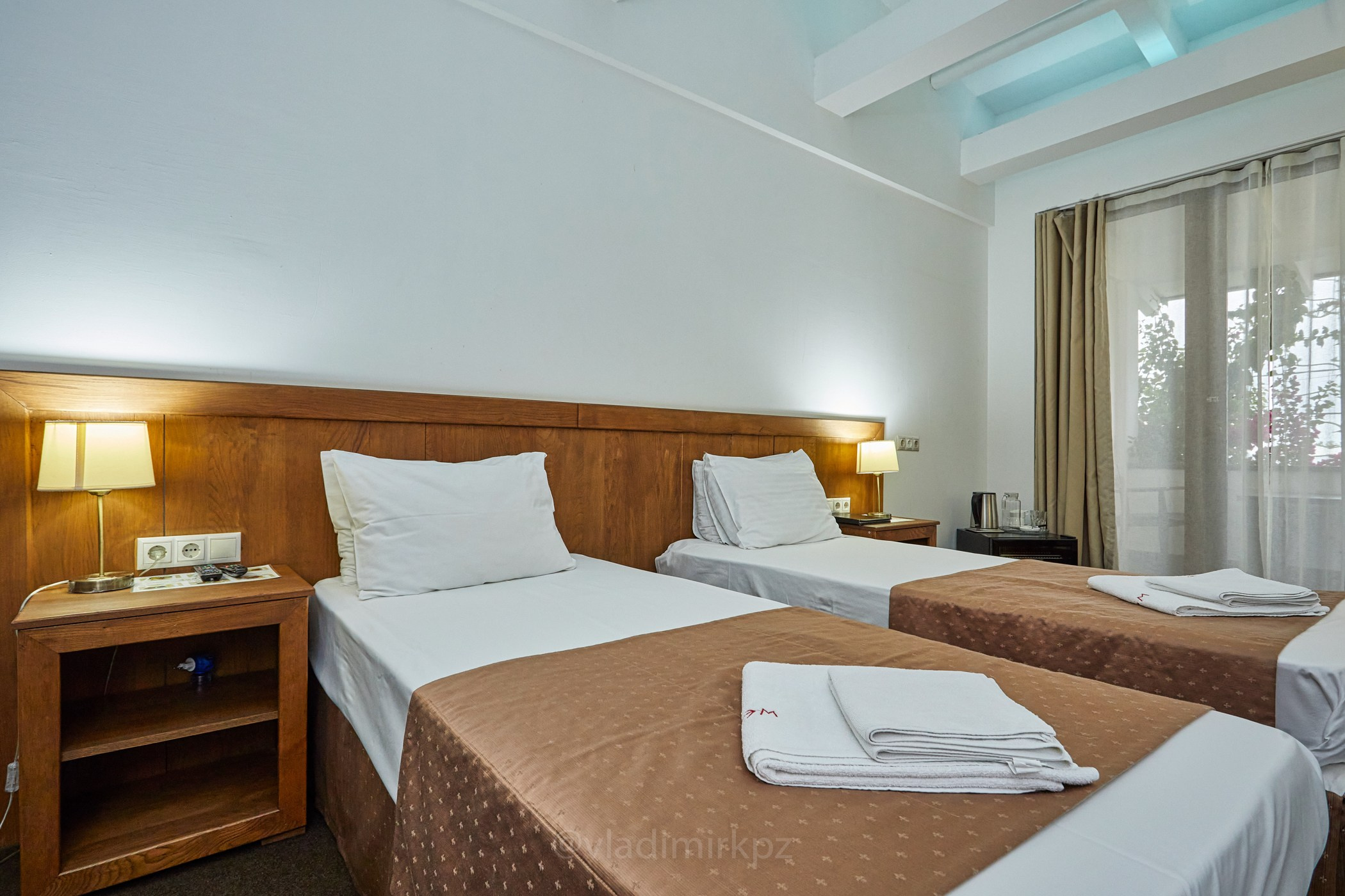 фотосъемка интерьеров гостиницпрофессиональный фотограф отелейпродающие фото для яндекса островок Островок, Суточно.ру, Твил, Отелло, Яндекс.Путешествия, Travelata , Hotellook фотограф для отеляинтерьерная съемка номеровфотосъемка апартаментоврекламное фото гостиниц