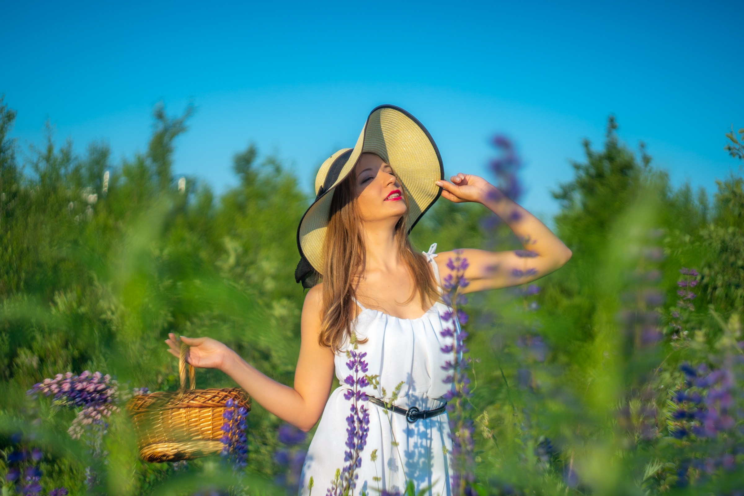 Лиза. Люпины. Портретный фотограф в Санкт-Петербурге Александр Быстрицкий