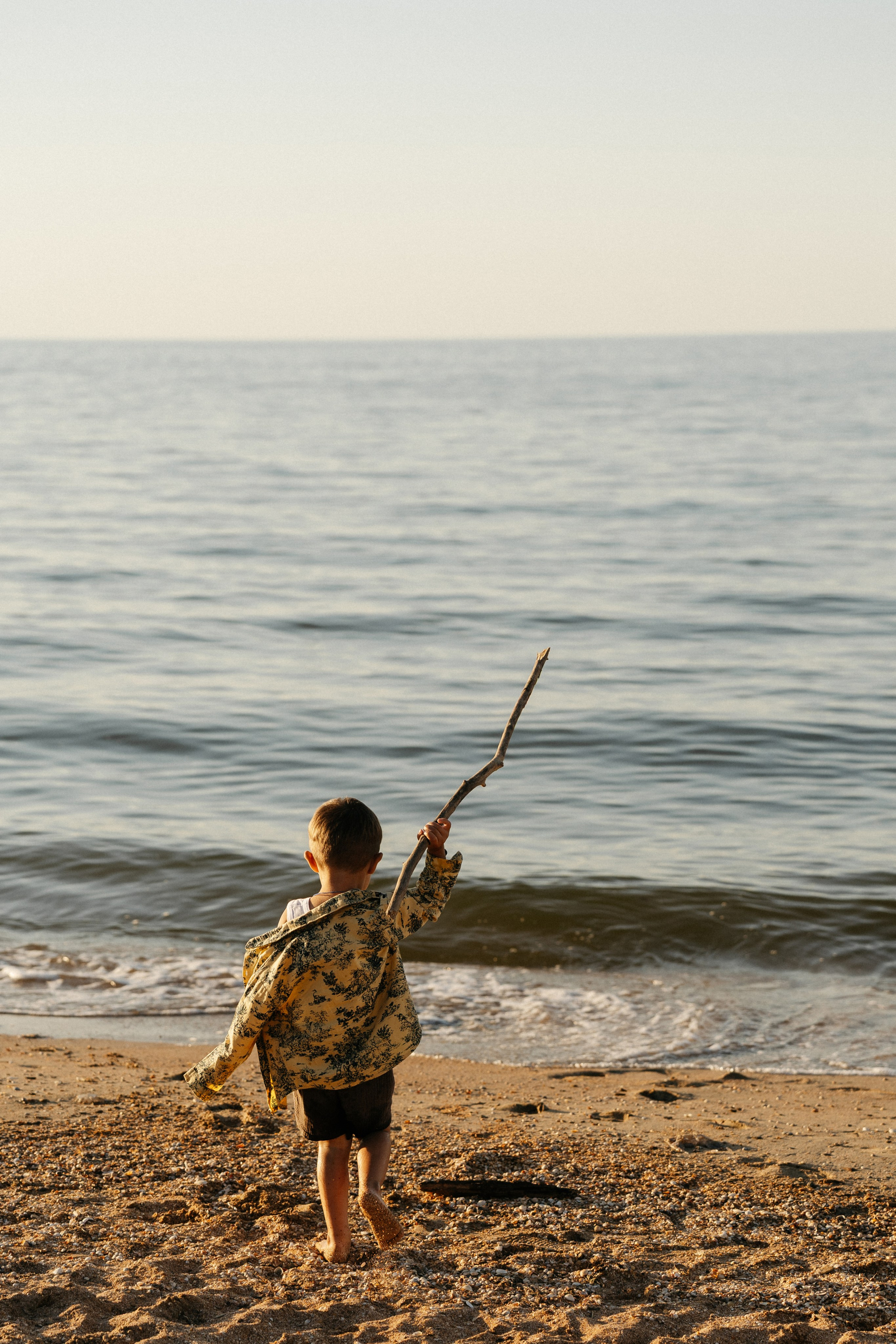 Семья гуляет вдоль берега Азовского моря в Голубицкой. Фотограф Голубицкая, погода в Голубицкой, отдых 2026.