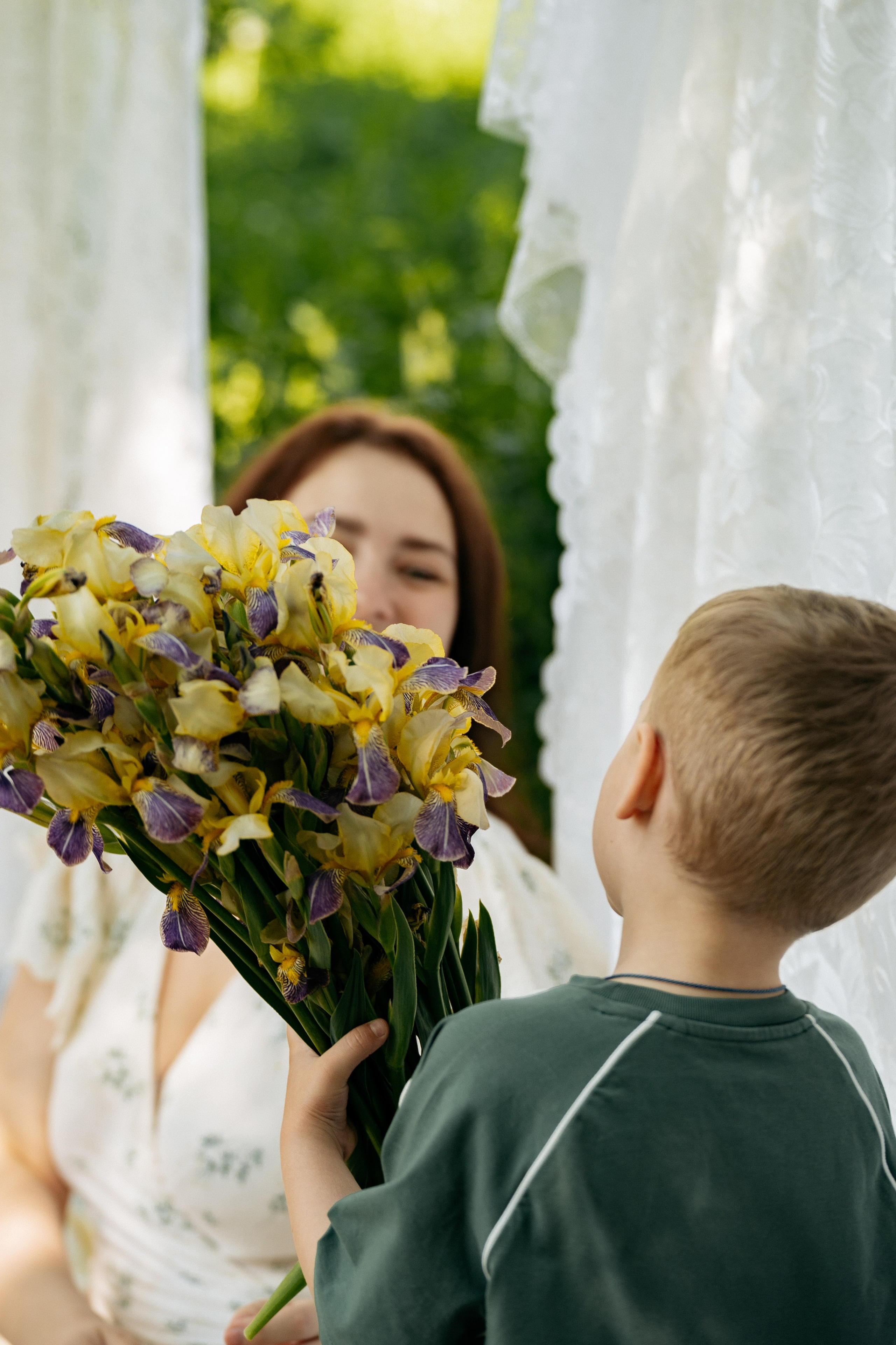 Сын дарит цветы своей маме, семейная фотосессия, фотограф Голубицкая