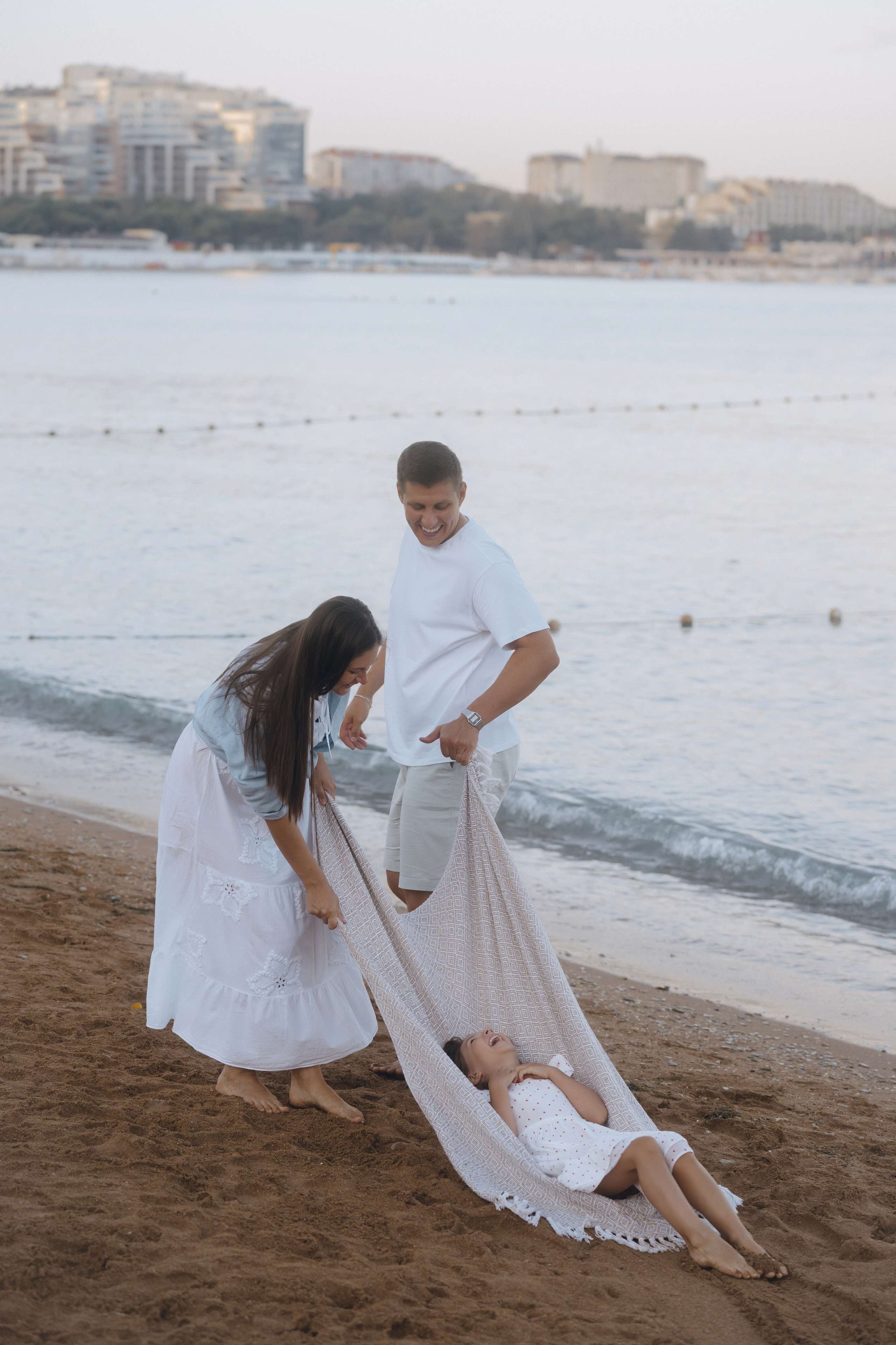Геленджикский фотограф запечатлел восторг - ребенок кормит лебедей с пирса, фотограф Геленджик
