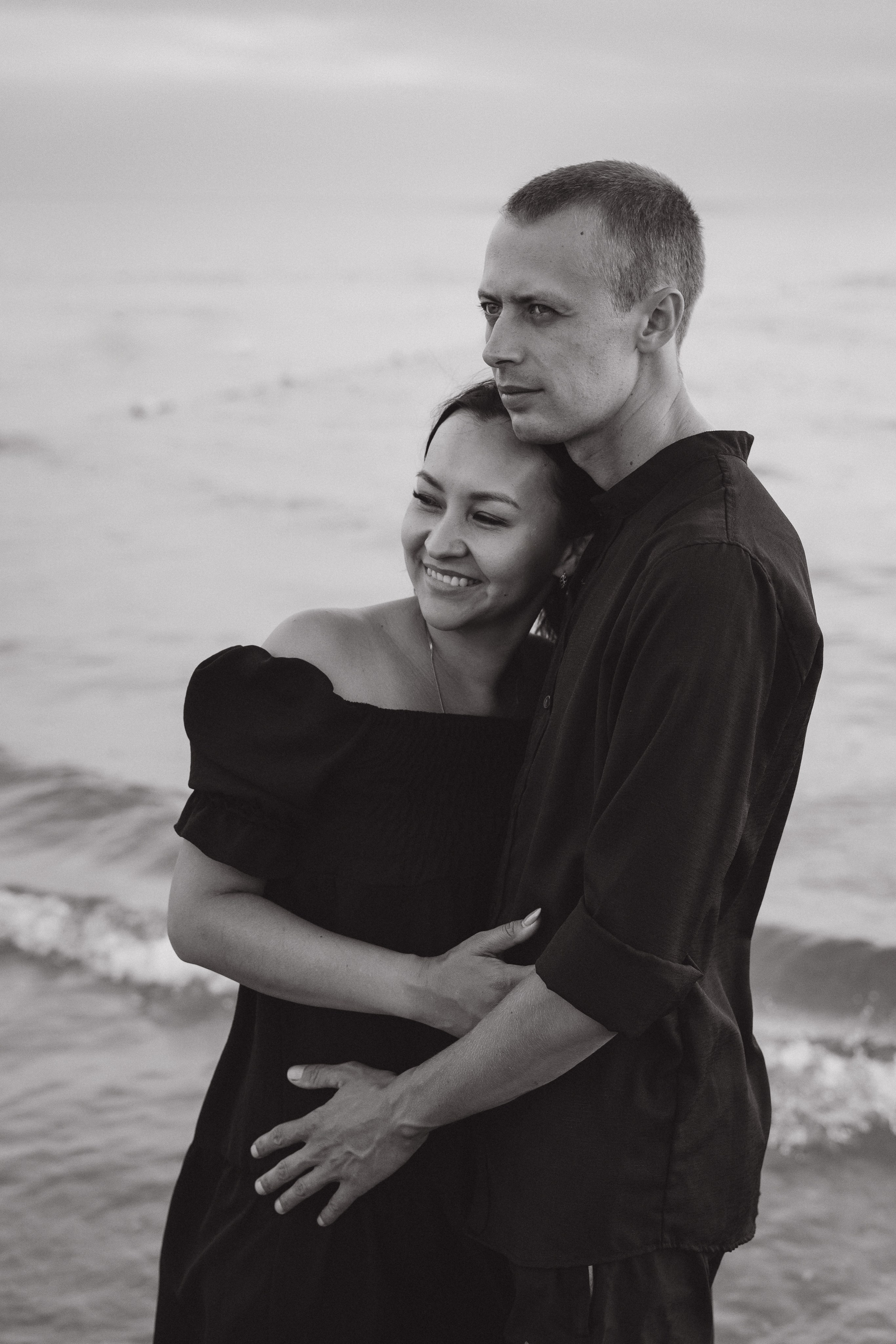 Фотограф в Новороссийске создал потрясающий кадр - семья на фоне заходящего солнца за маяком