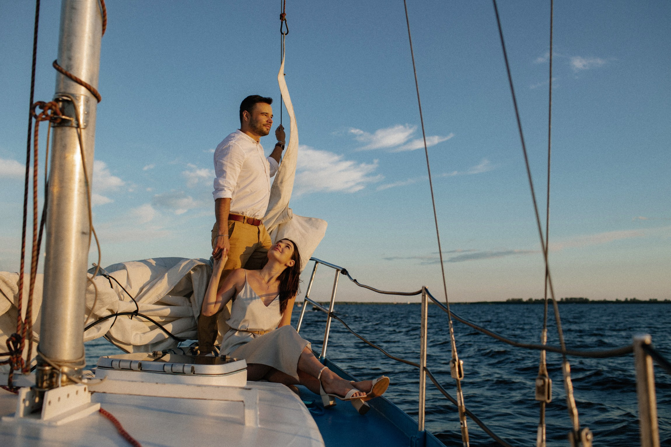 Два сердца сплелись навечно перед лицом воды, ветра и теплого заката на Северной Двине: яркое свидетельство чувства и искренней радости запечатлено искусством Алексея Клещинова