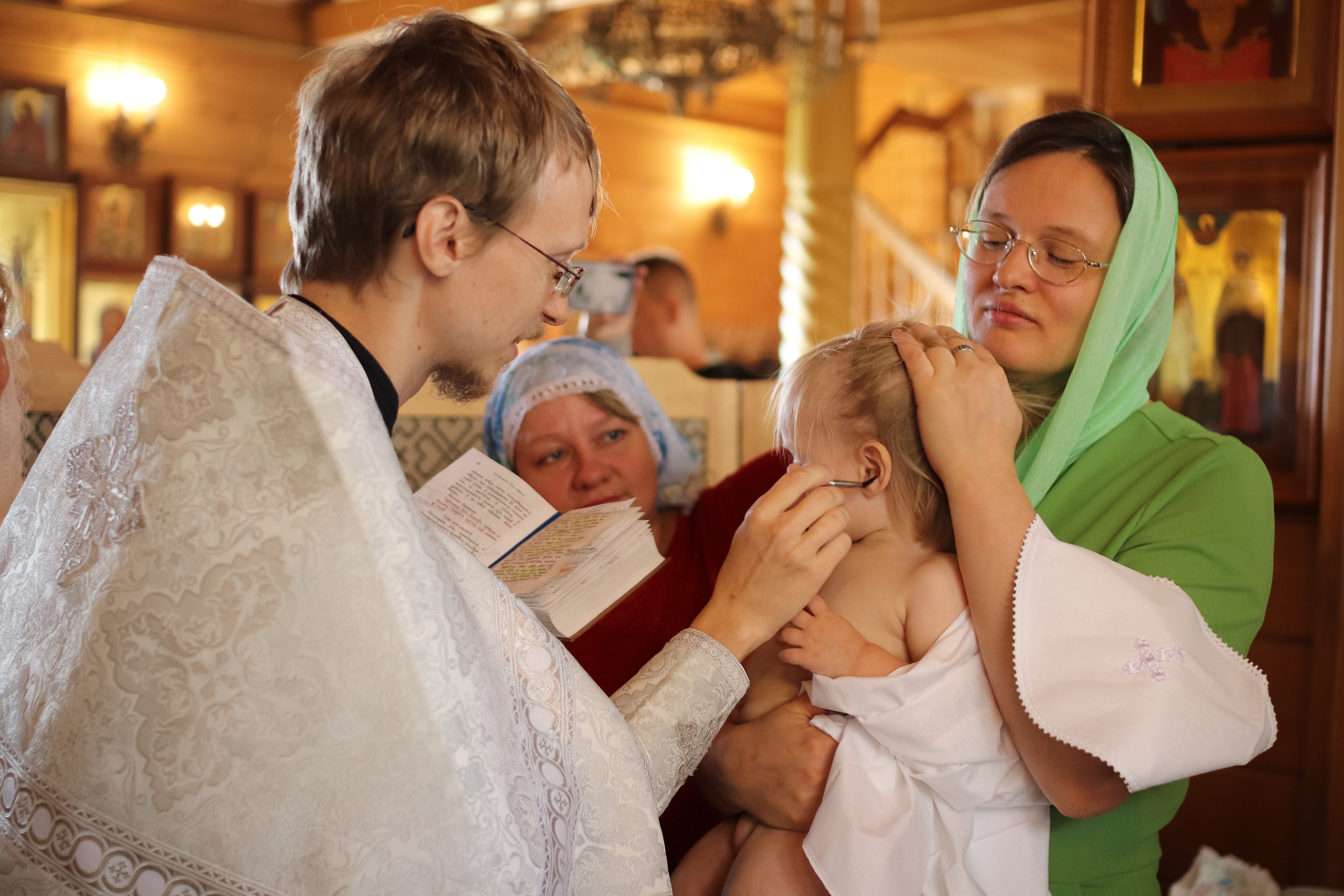 Крещение в храме Жён-Мироносиц в Марьино, базовая цветокоррекция. Фотограф на крещение/венчание
