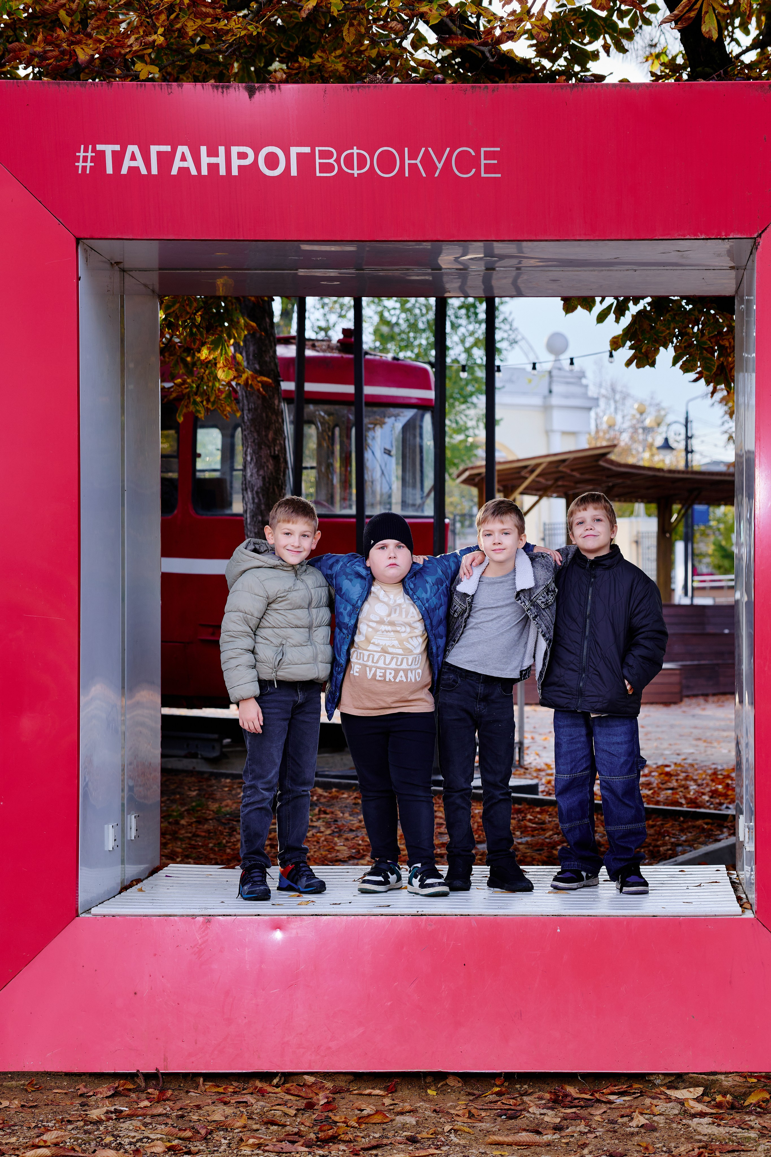 Прогулка в парке классом. Фотограф Выпускные альбомы Таганрог Сергей Коробченко