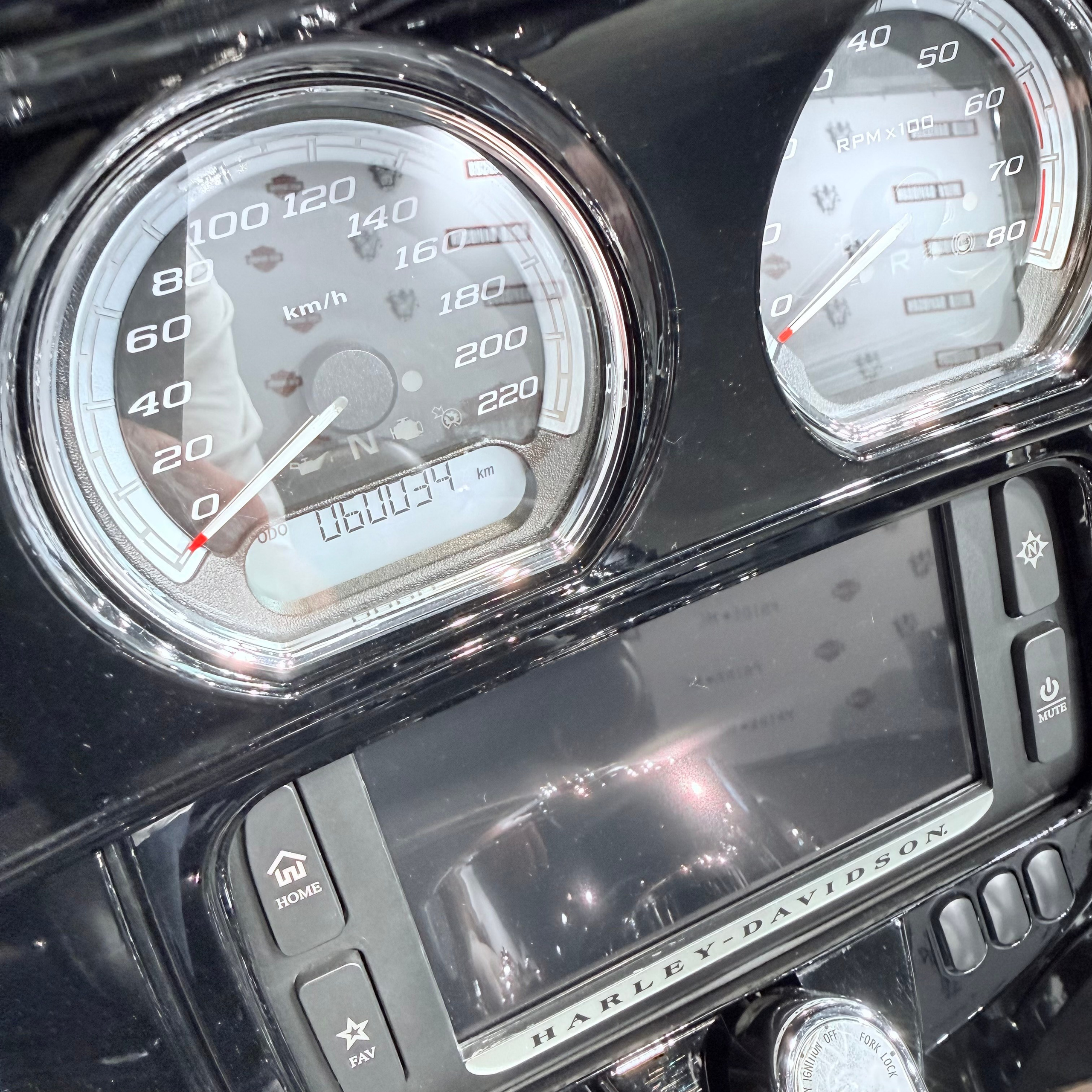 Купить Harley-Davidson 2017 Electra Glide Limited (Black Tempest) (Touring) — подробнее на сайте. Hello Davidson, Москва. Только хорошие мотоциклы…