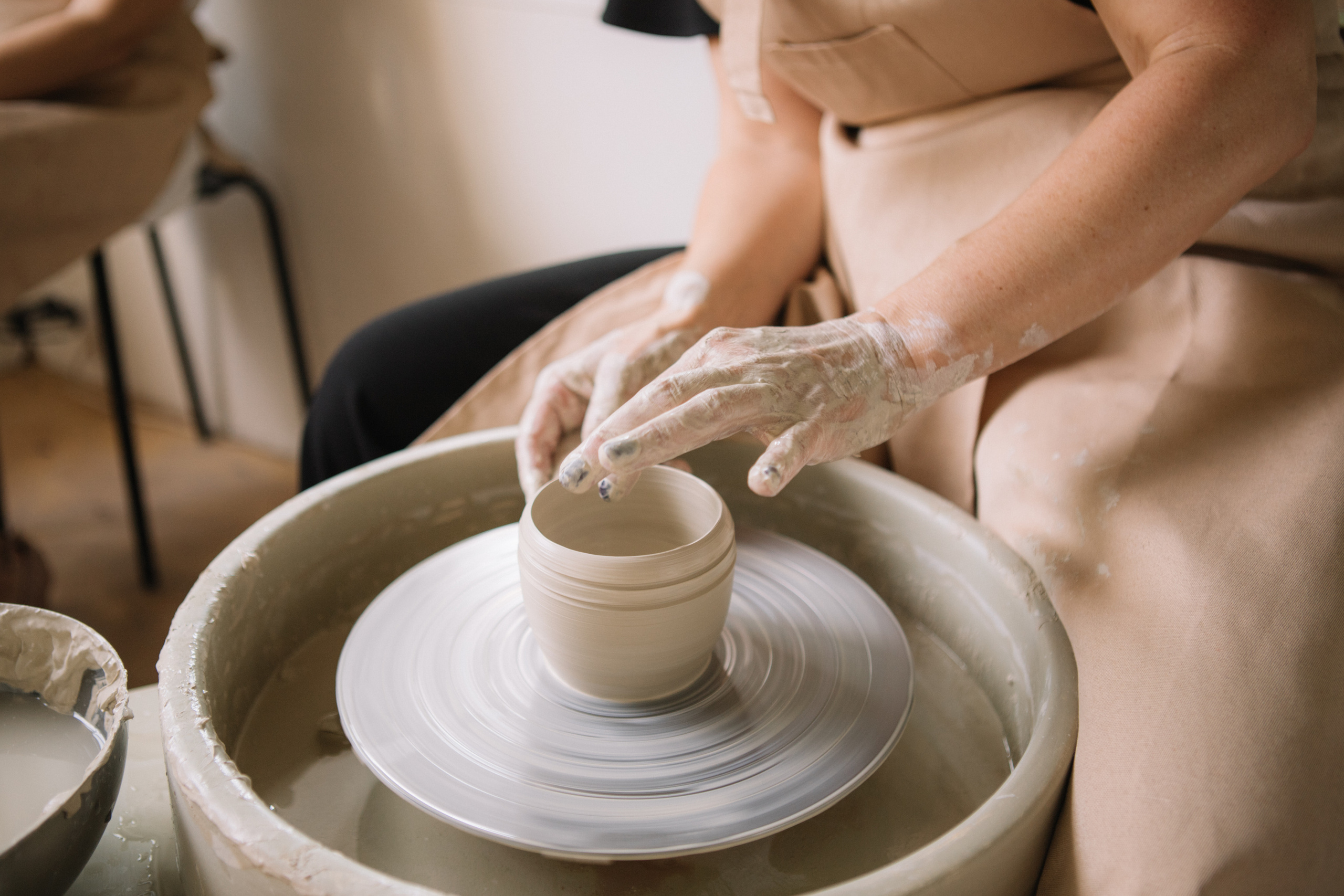 «Руки и глина». Гончарная мастерская. Фото l Ретушь l Контент в Москве. Андреева Марина