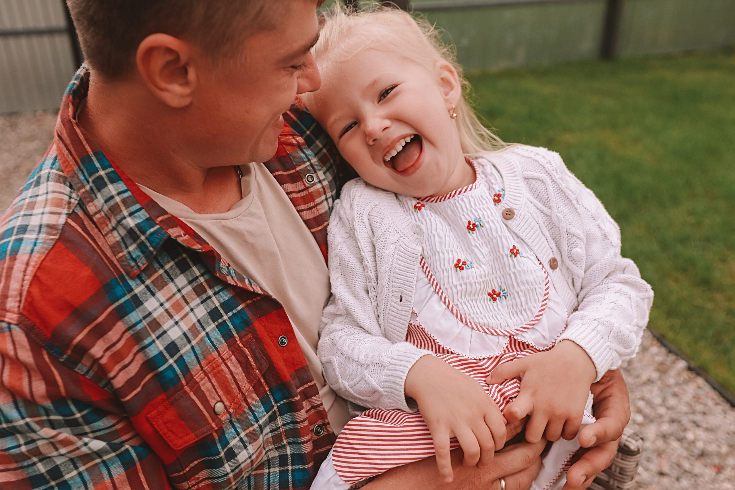 У дома. Семейный фотограф Тюмень, фотограф на роды Салмина Мария