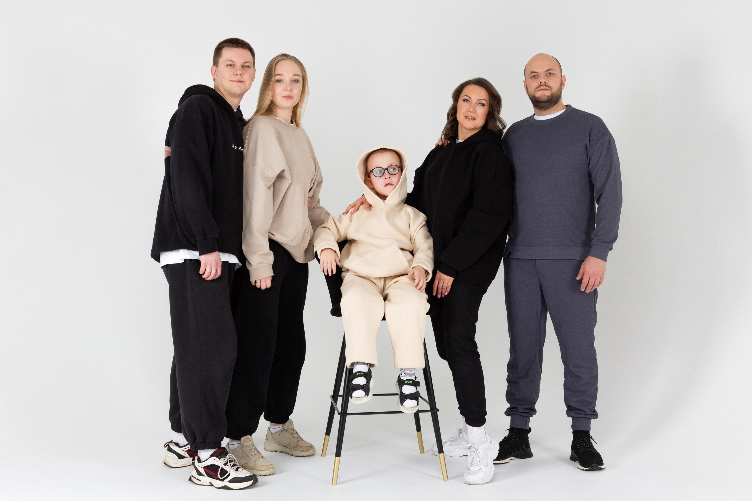 Семейная съемка на циклораме для семьи Арсения. Портретный и семейный фотограф в Санкт-Петербурге Ульяна Жукова