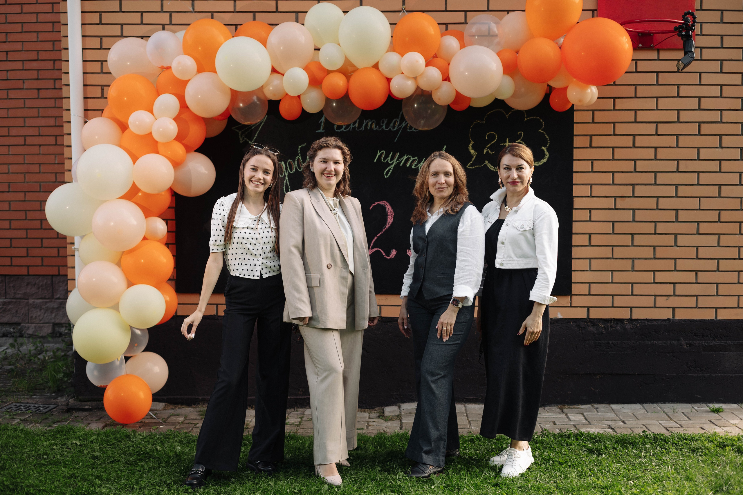 Групповой портрет уичтелей на фоне доски