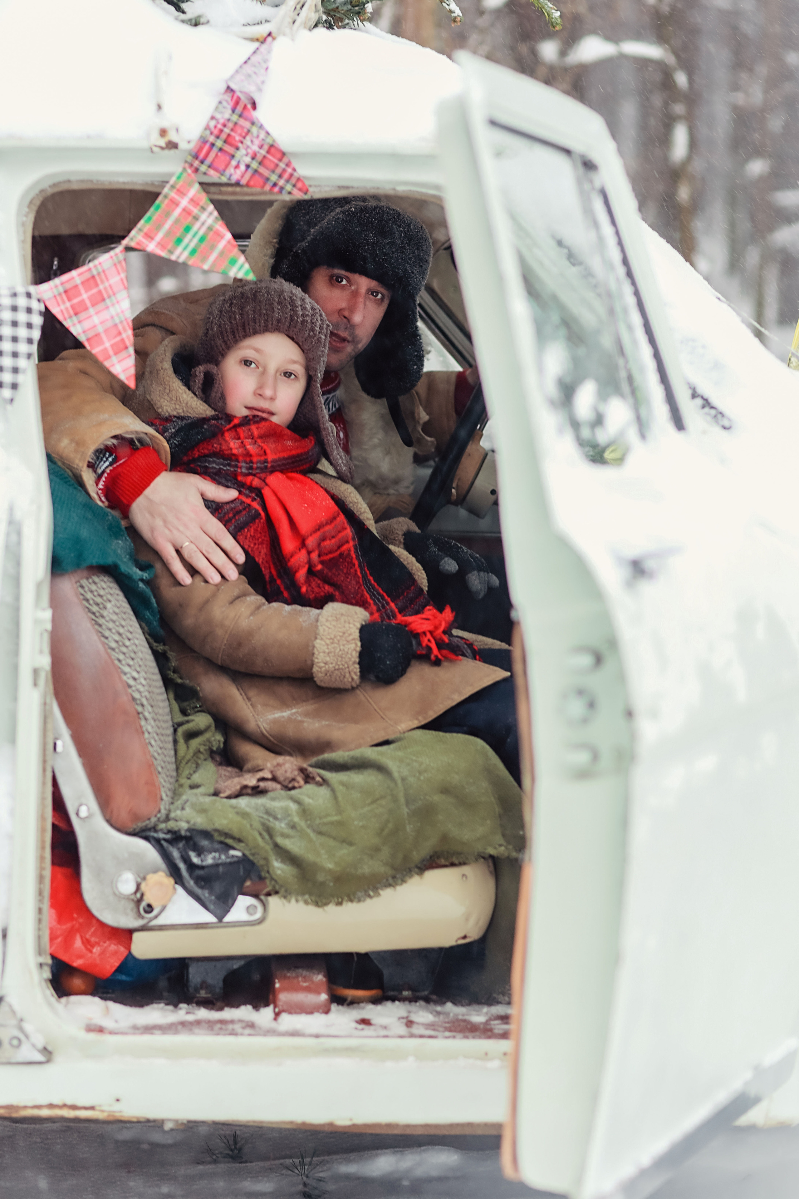 Фотосессия в лесу с ретро машиной. Иванова Ирина Свадебный и семейный фотограф г. Уфа