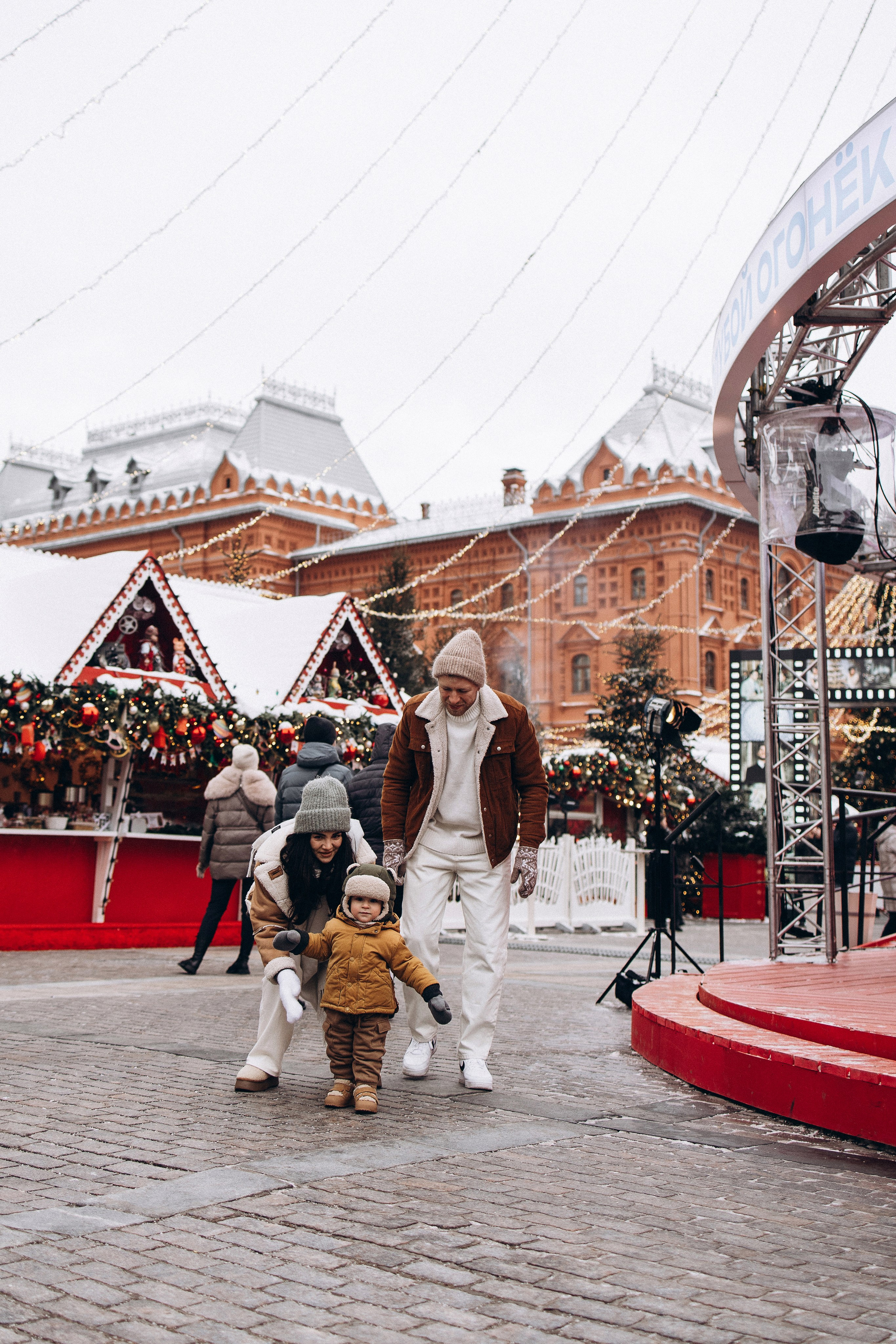 Марьям, Михаил и Лев на Рождественской ярмарке. Семейный фотограф в Москве Марина Петра