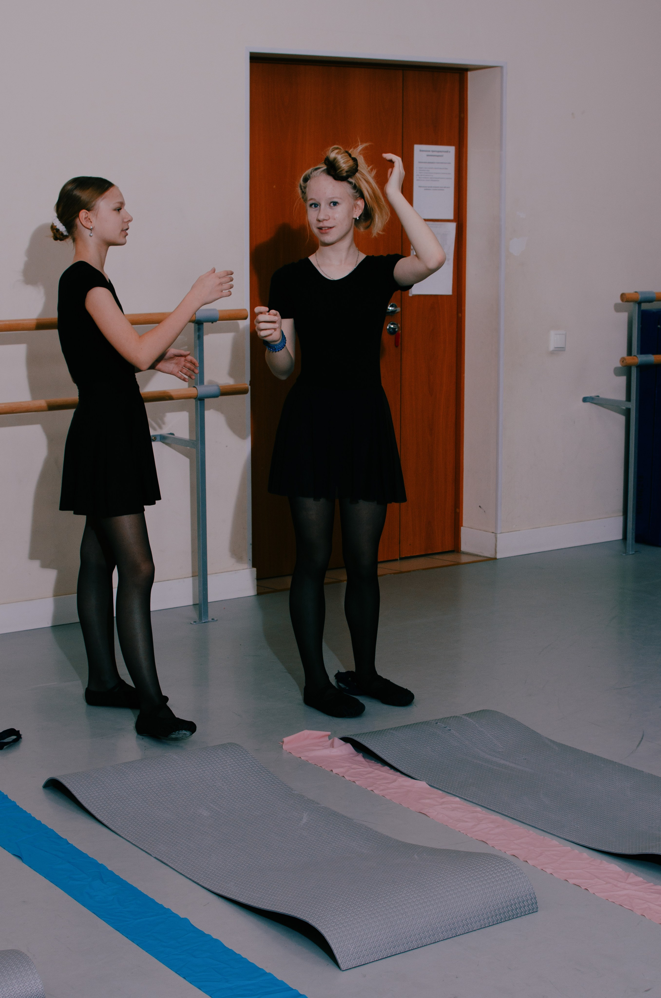 Экспериментальная (со вспышкой на стойке) съемка урока хореографии. Хореографический коллектив «Русская тройка», средняя группа. Портретный и репортажный фотограф в Санкт-Петербурге Варвара Жукова