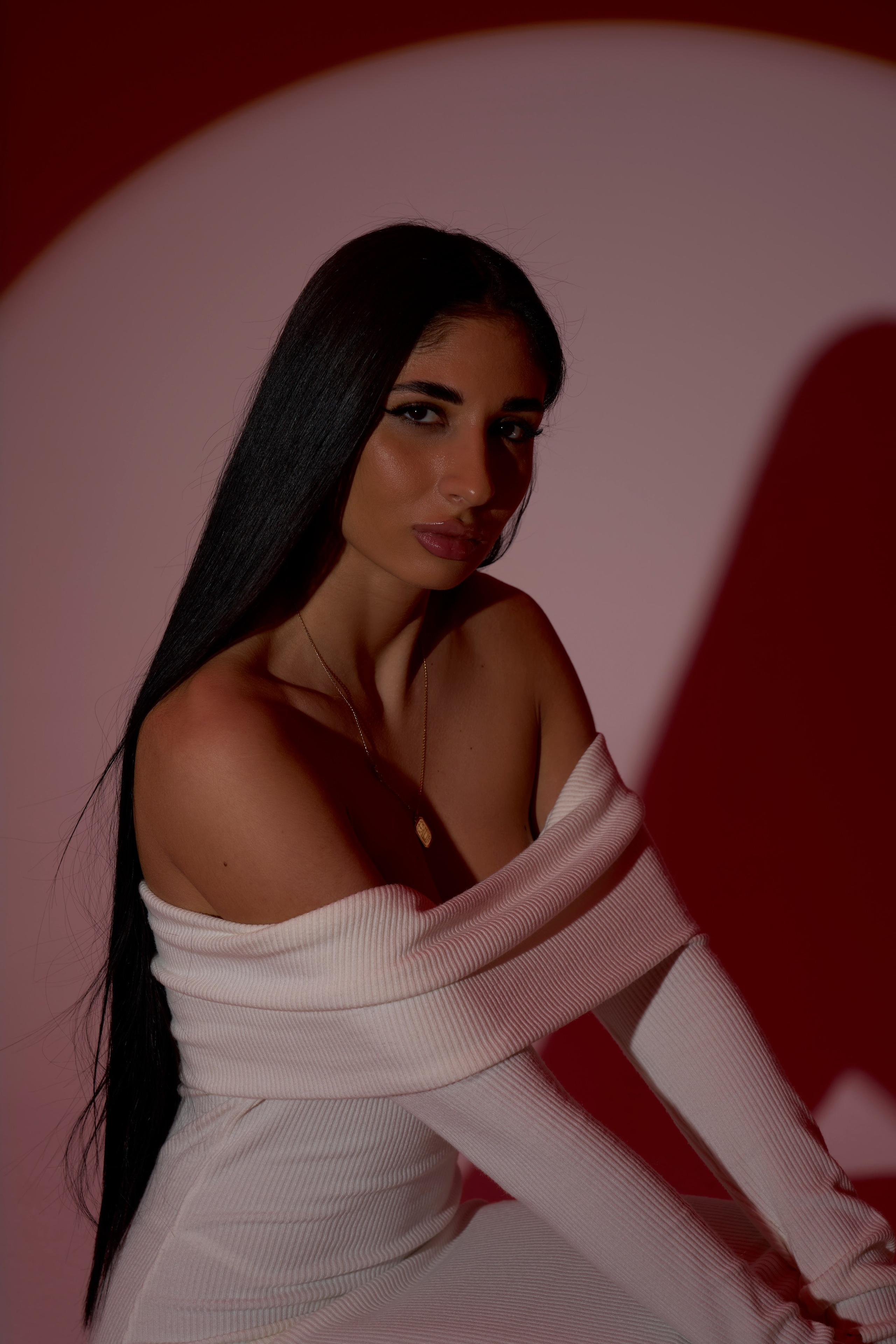Fashion-портрет в студии Москвы: девушка в белом, лаконичная поза, круглый свет на красной стене