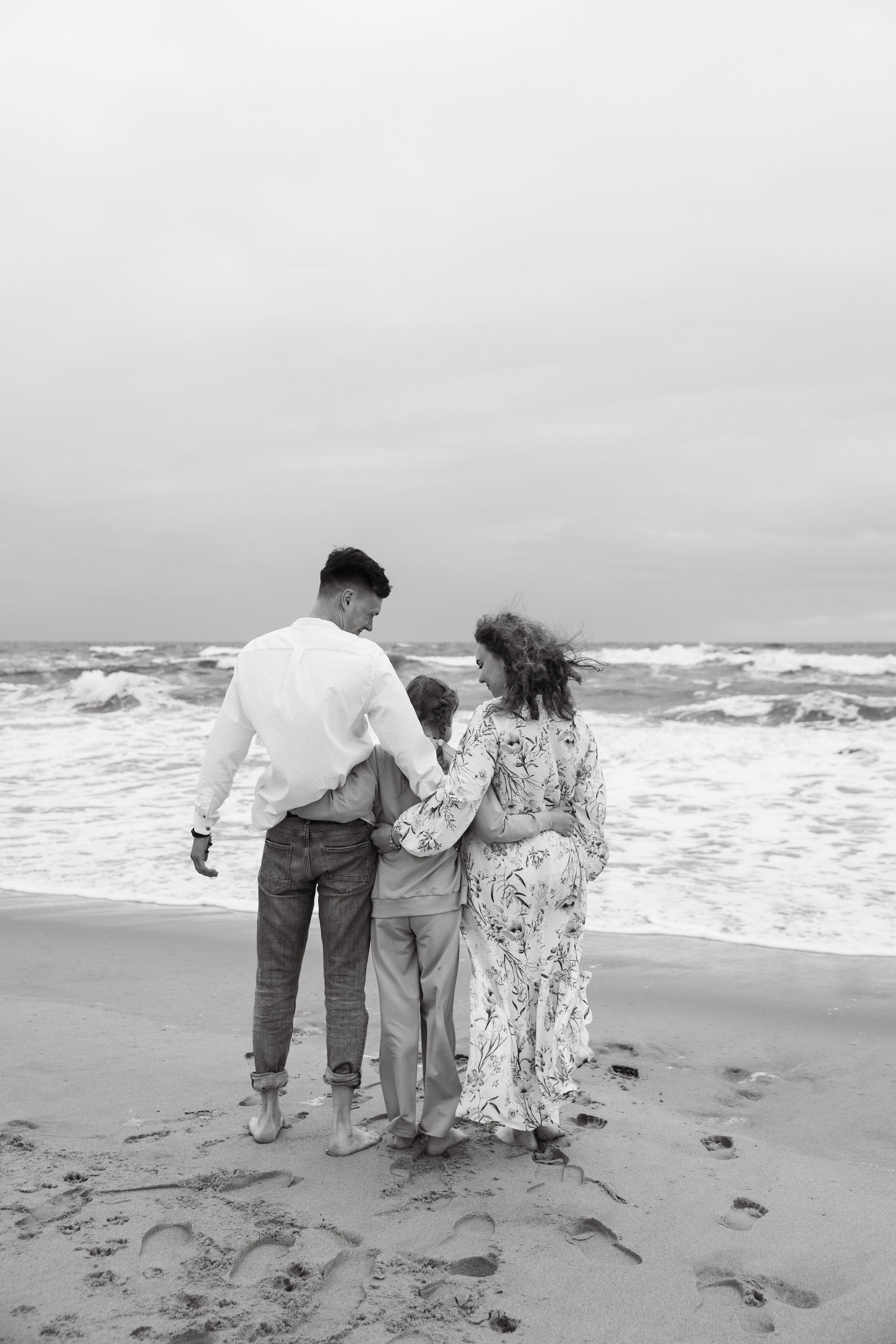 Семья в Янтарном / шторм. Фотограф Калининград Илья Миллер